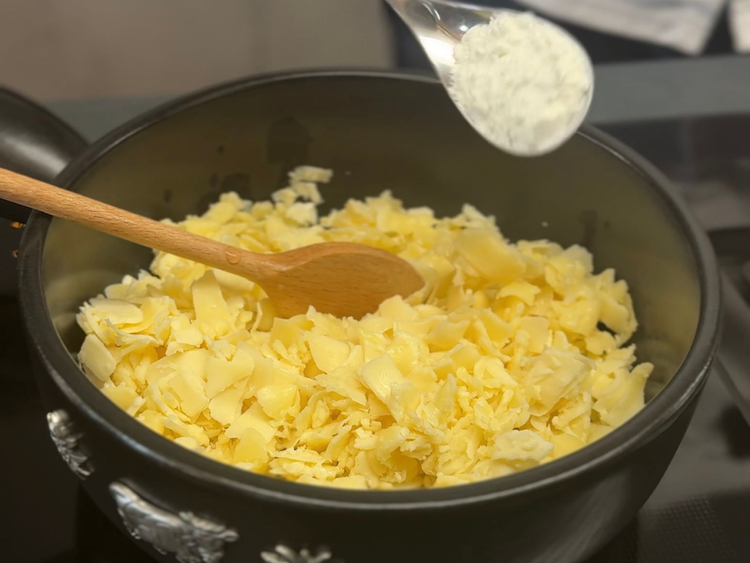 Step 4: Stärke zum Käse in den Topf geben