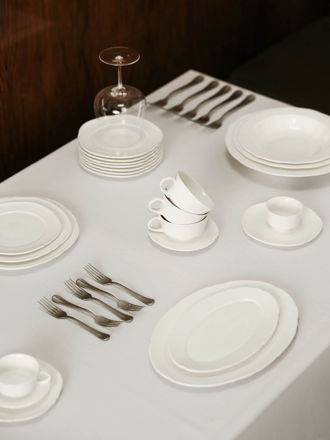 Gedeckter Tisch mit Silhouette Geschirr von Serax Gedeckter Tisch mit Silhouette Geschirr von Serax