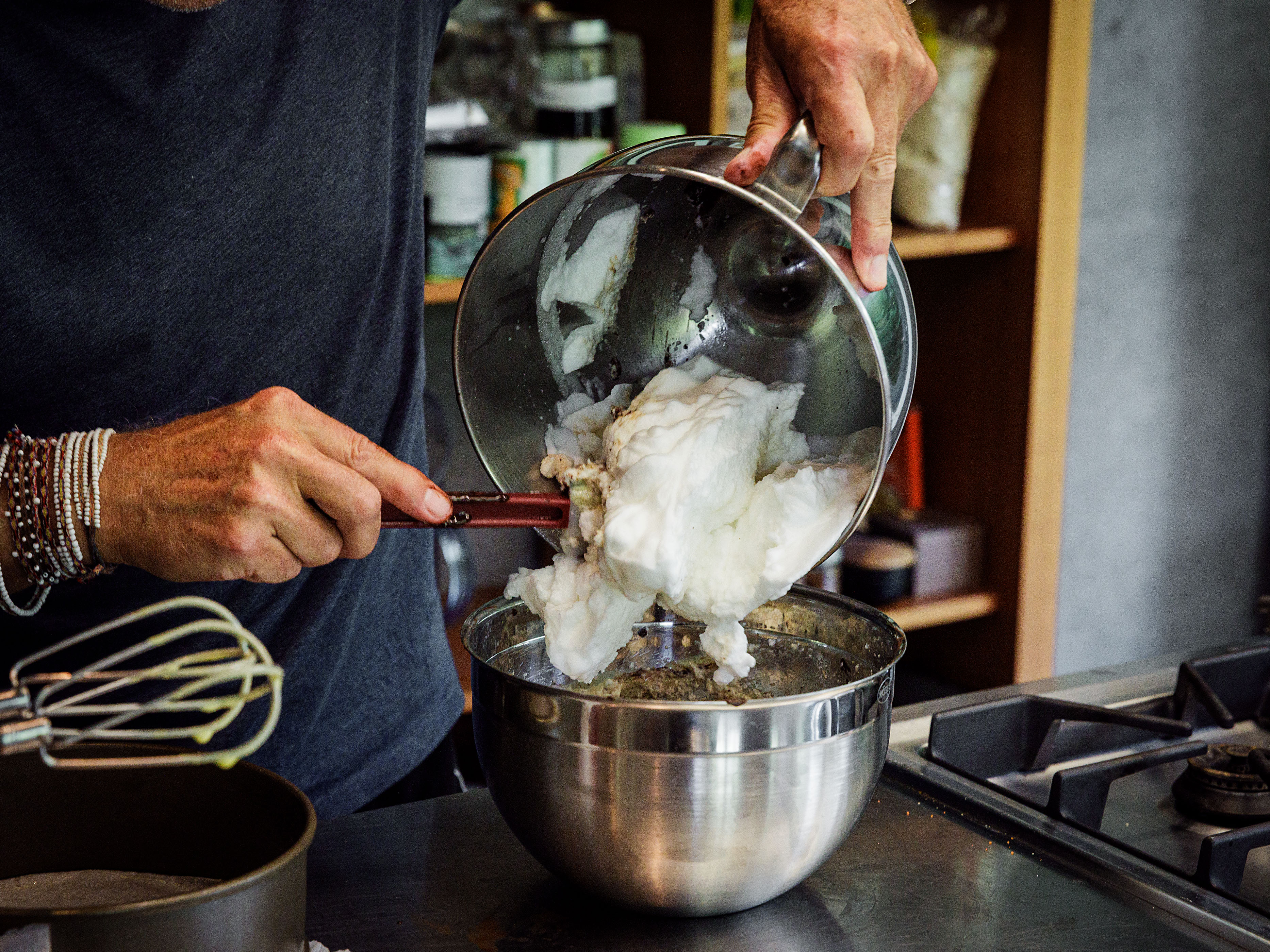 Schritt 2: Die geschmolzene Schokolade unter das Eigelb rühren und den Eischnee vorsichtig unterheben