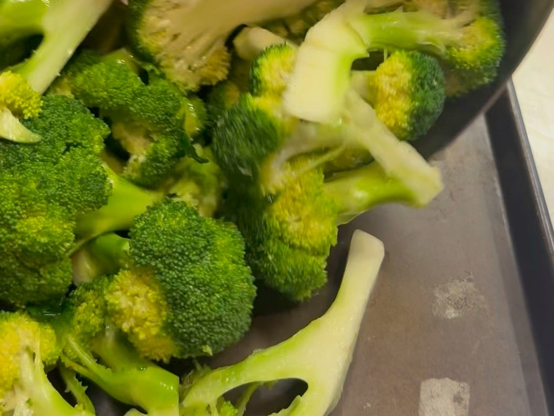 Schritt 1: Broccolistiele schälen, den Broccoli in kleine Röschen teilen und die Stiele in Scheiben schneiden