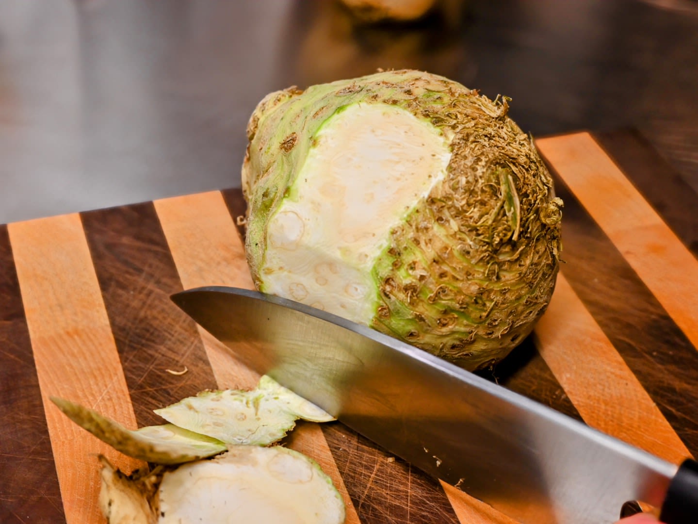 Schritt 1: Sellerie für Sellerie Steak Fondant vorbereiten und anbraten 