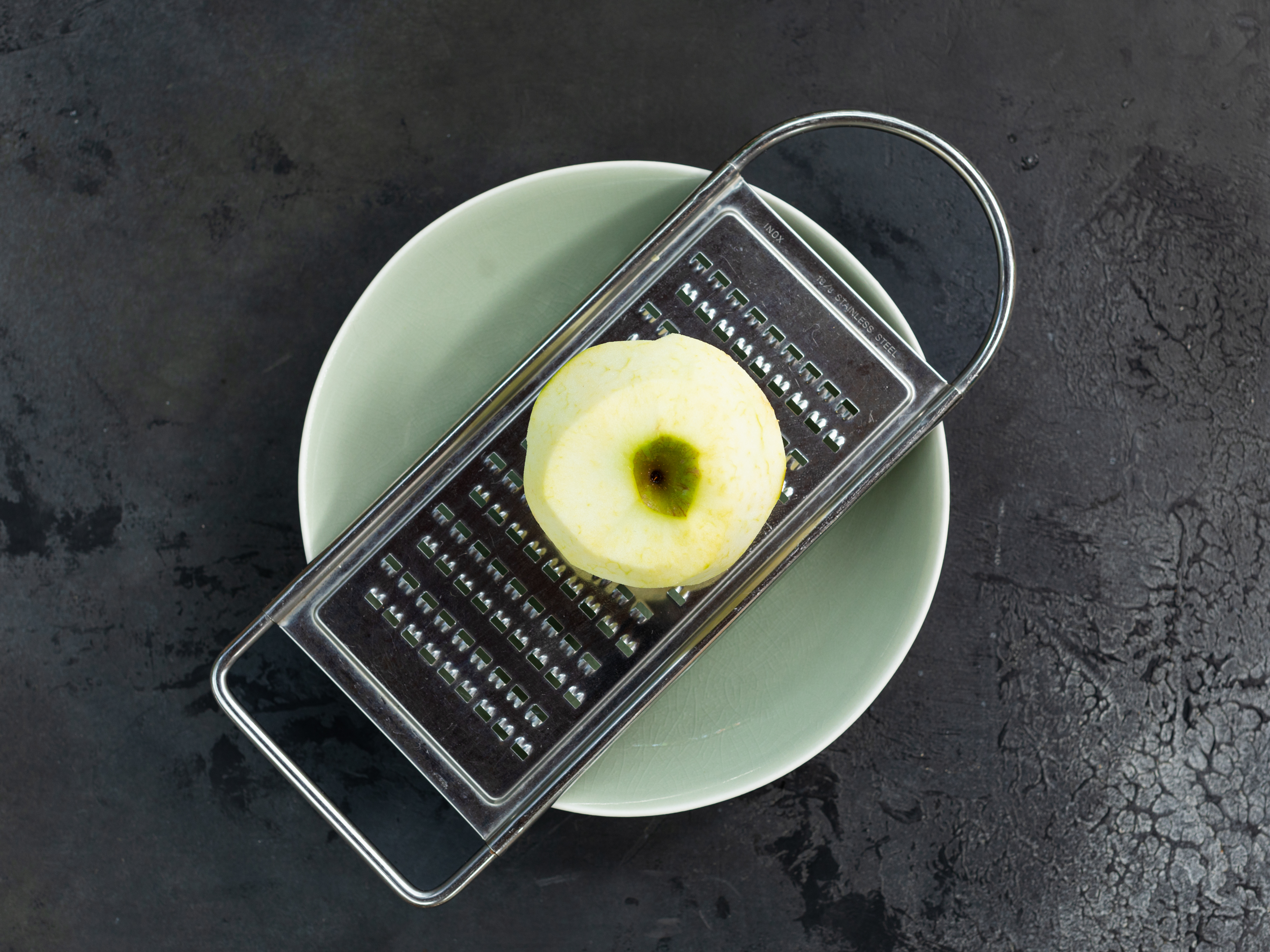 Schritt 3: Äpfel für Apfel-Zimt Waffeln reiben 