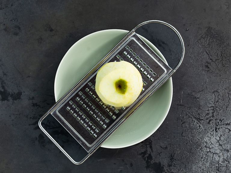 Schritt 3: Äpfel für Apfel-Zimt Waffeln reiben Schritt 3: Äpfel für Apfel-Zimt Waffeln reiben