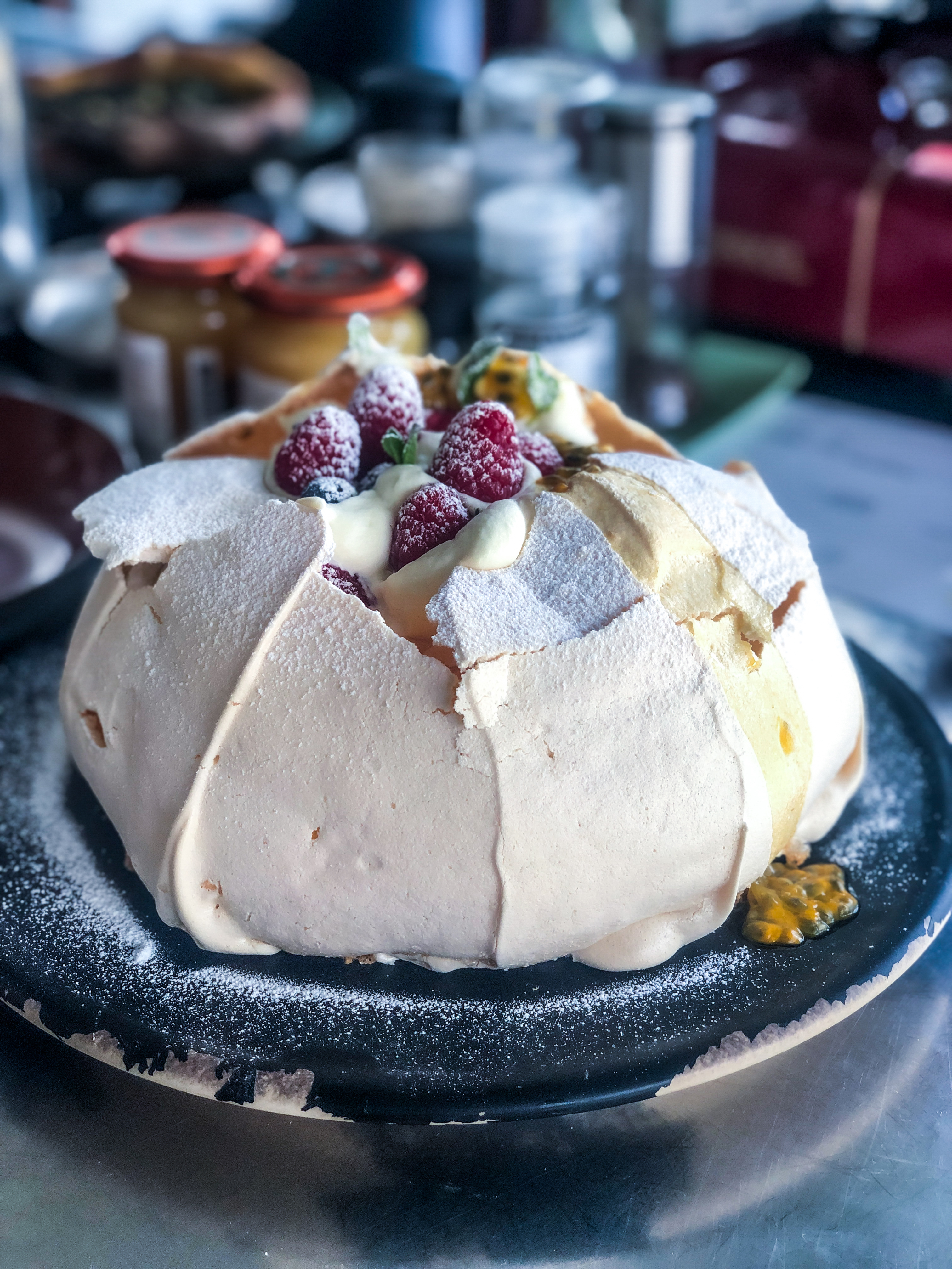 Pavlova Mit Beeren Und Passionsfrucht | HOMEMADE