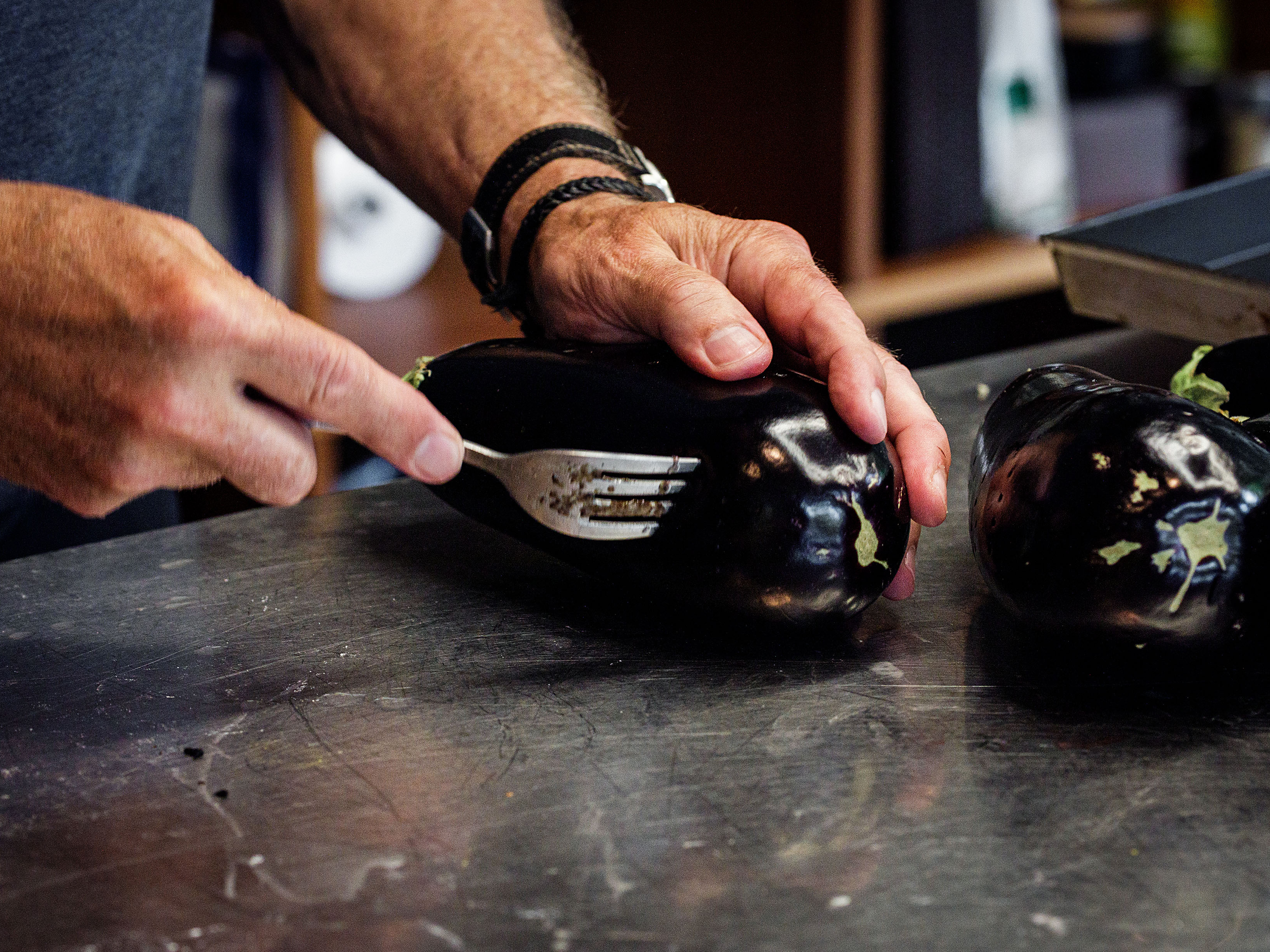 Schritt 1: Auberginen für Salat aus geräucherten Auberginen, Tomaten und Granatapfel rösten