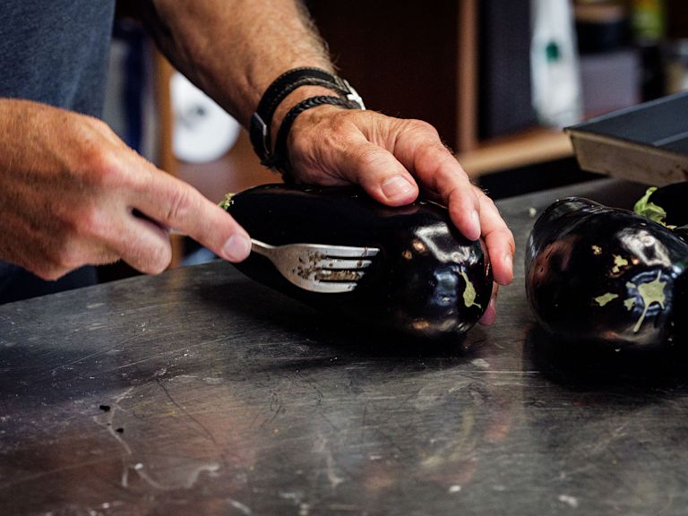 Schritt 1: Auberginen für Salat aus geräucherten Auberginen, Tomaten und Granatapfel rösten Schritt 1: Auberginen für Salat aus geräucherten Auberginen, Tomaten und Granatapfel rösten