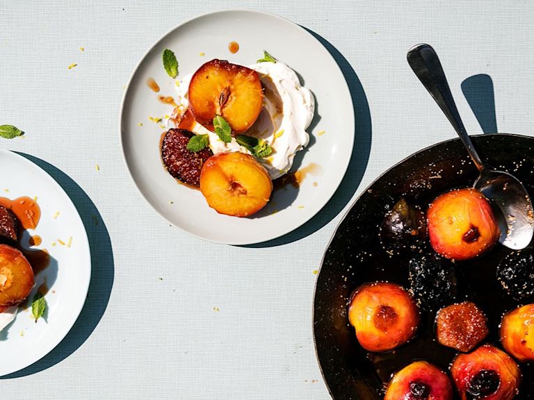 Schritt 3: Anrichten von Geschmorten Pfirsiche und Feigen mit Amaretto Schritt 3: Anrichten von Geschmorten Pfirsiche und Feigen mit Amaretto