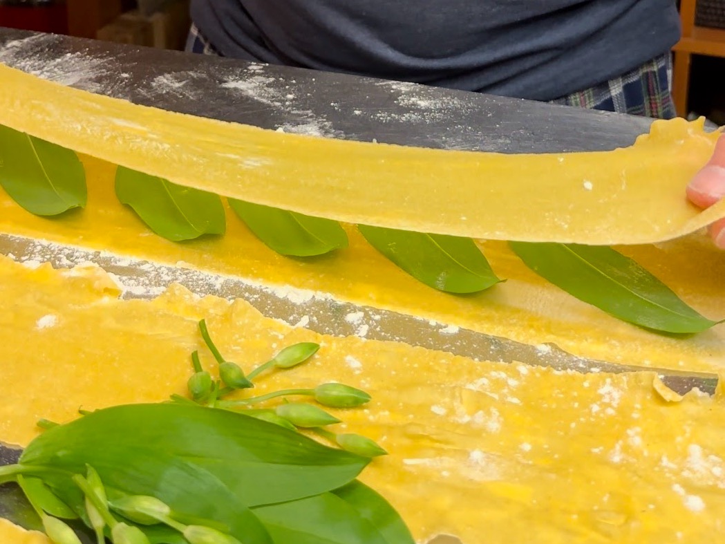 Schritt 3: Die Bärlauchblätter dekorativ zwischen zwei Pastabahnen legen