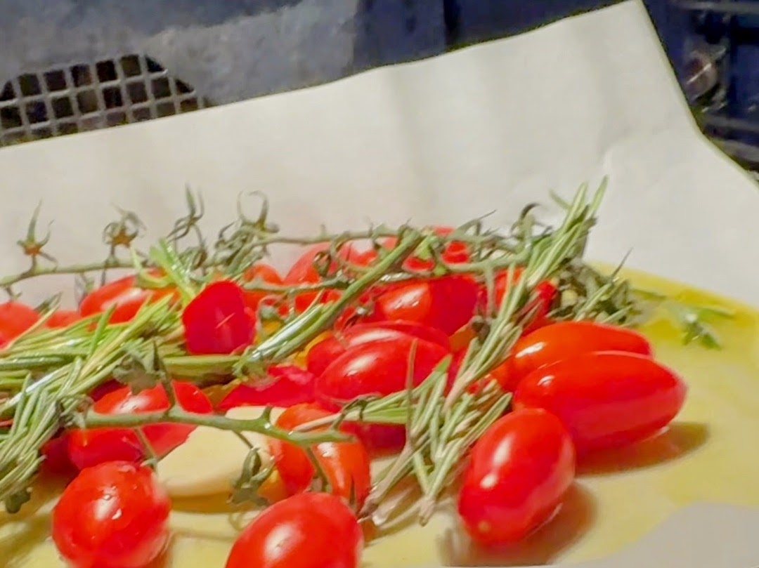 Schritt 1: Geröstete Tomatensauce für Schnelle Röstdatterini Pasta zubereiten 