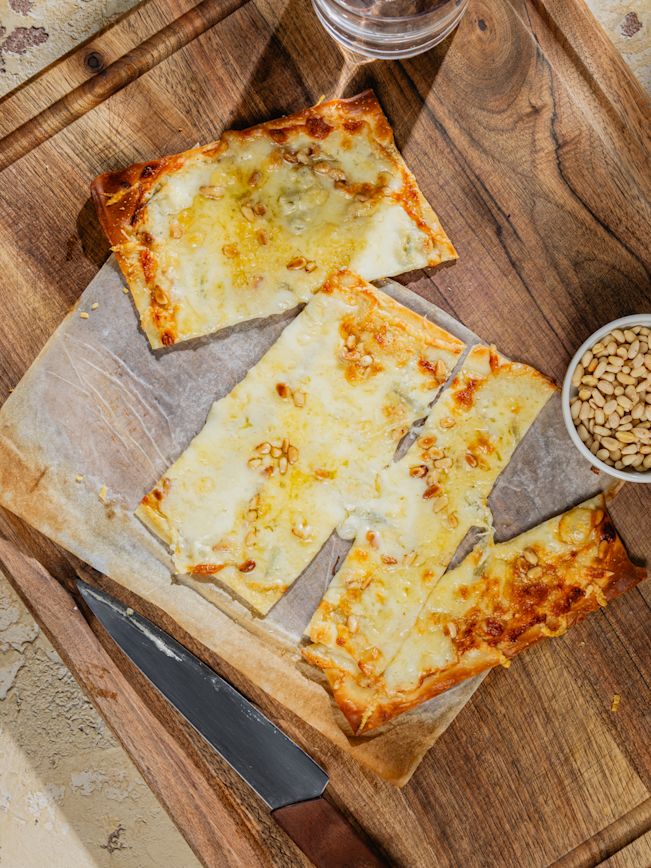 Flammkuchen «quattro formaggi» Rezept Flammkuchen «quattro formaggi» Rezept