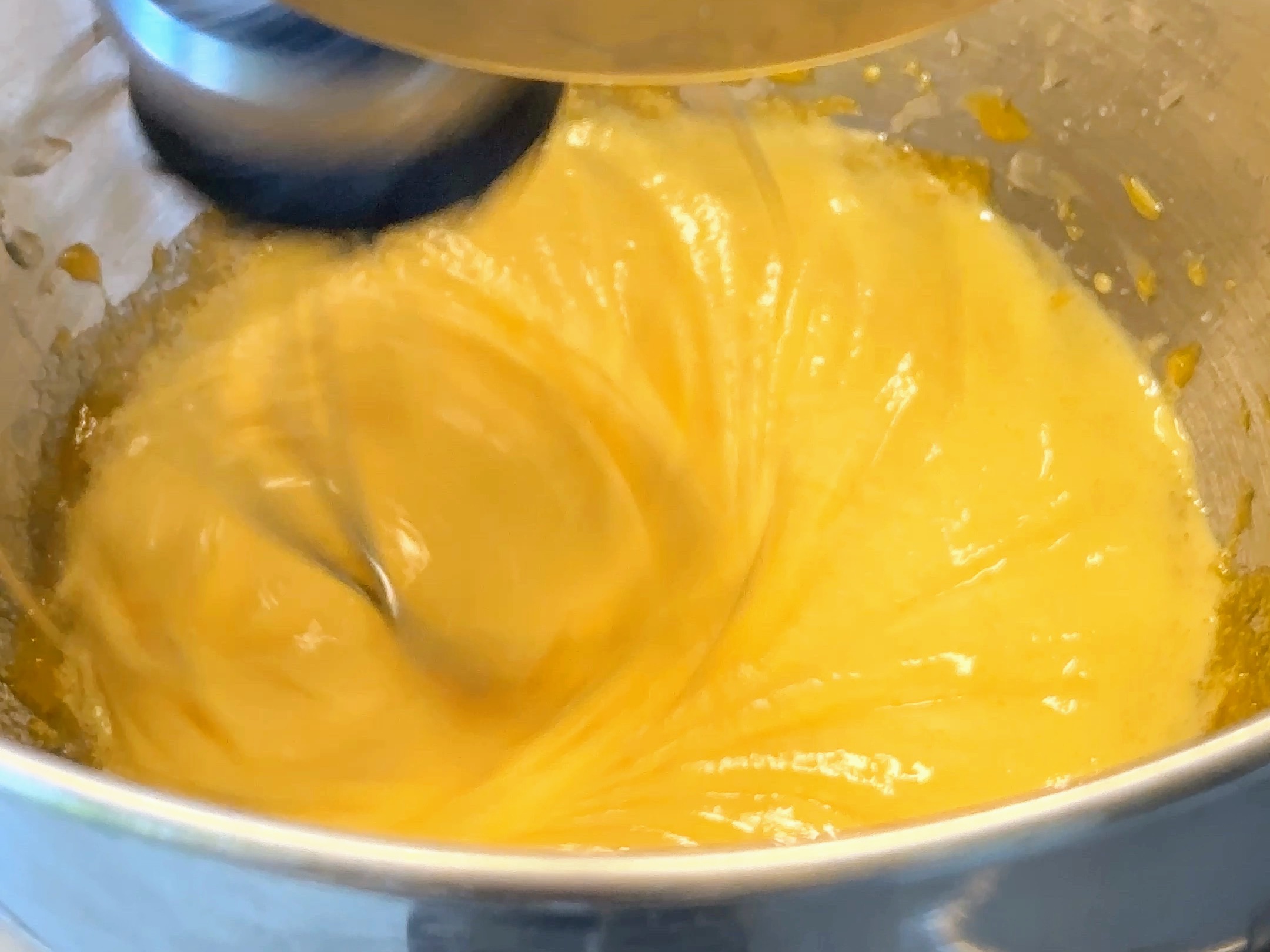 Schritt 2: Eigelb und Zucker schaumig rühren