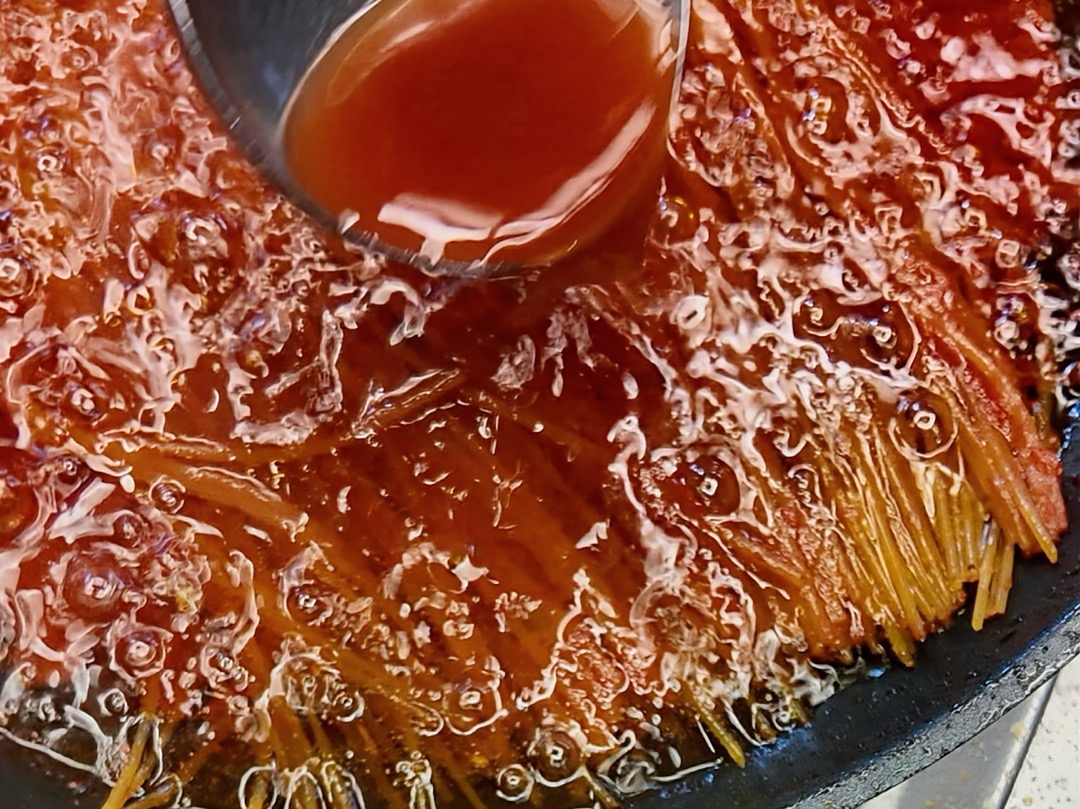 Schritt 2: Pasta für Spaghetti all’ Assassina zubereiten  