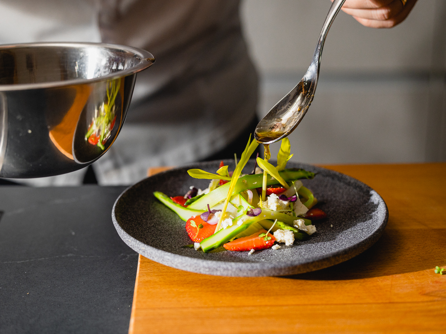 Schritt 2: Dressing für Spargel-Erdbeer-Salat erstellen und anrichten  