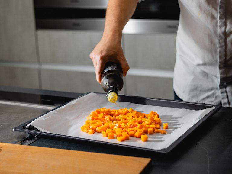 Schritt 1: Kürbis auf einem Backblech mit Öl und Salz mischen und bei 200°C weichbacken Schritt 1: Kürbis auf einem Backblech mit Öl und Salz mischen und bei 200°C weichbacken