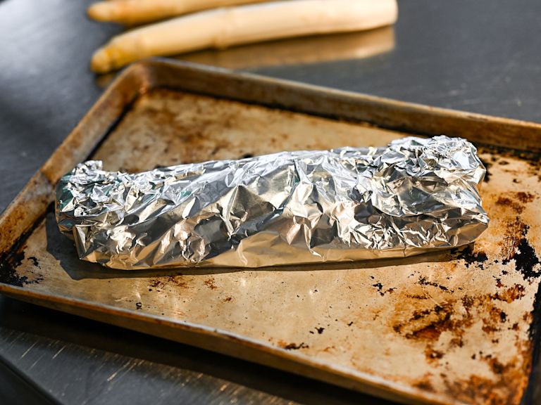 Schritt 2: Die Folie einschlagen und die Ränder sorgfältig und zu einem Paket zusammenfalten Schritt 2: Die Folie einschlagen und die Ränder sorgfältig und zu einem Paket zusammenfalten