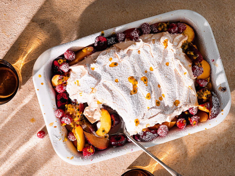 Schritt 2: Pavlova eine Stunde lang backen, bis die Meringue-Masse aussen knusprig ist.