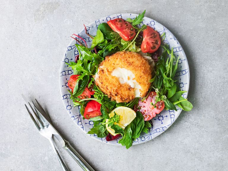 Schritt 4: Den gebackenen Mozzarella vorsichtig in die Mitte der Salatteller legen, die Tomatenscheiben um den Mozzarella herum verteilen und mit den Zitrusschnitzen servieren. Schritt 4: Den gebackenen Mozzarella vorsichtig in die Mitte der Salatteller legen, die Tomatenscheiben um den Mozzarella herum verteilen und mit den Zitrusschnitzen servieren.