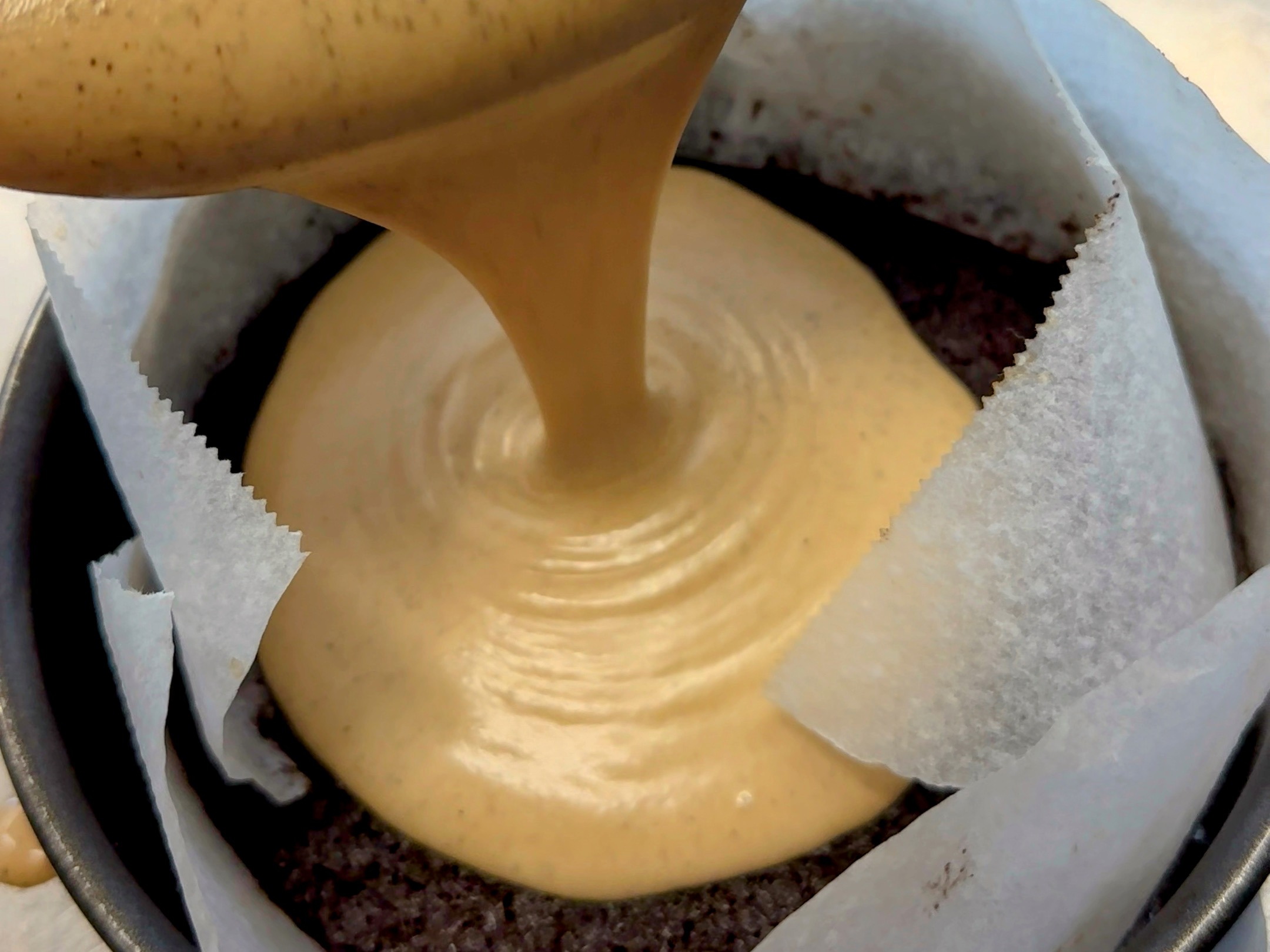 Schritt 3: Die Füllung in die Springform geben und etwa 25 Minuten backen