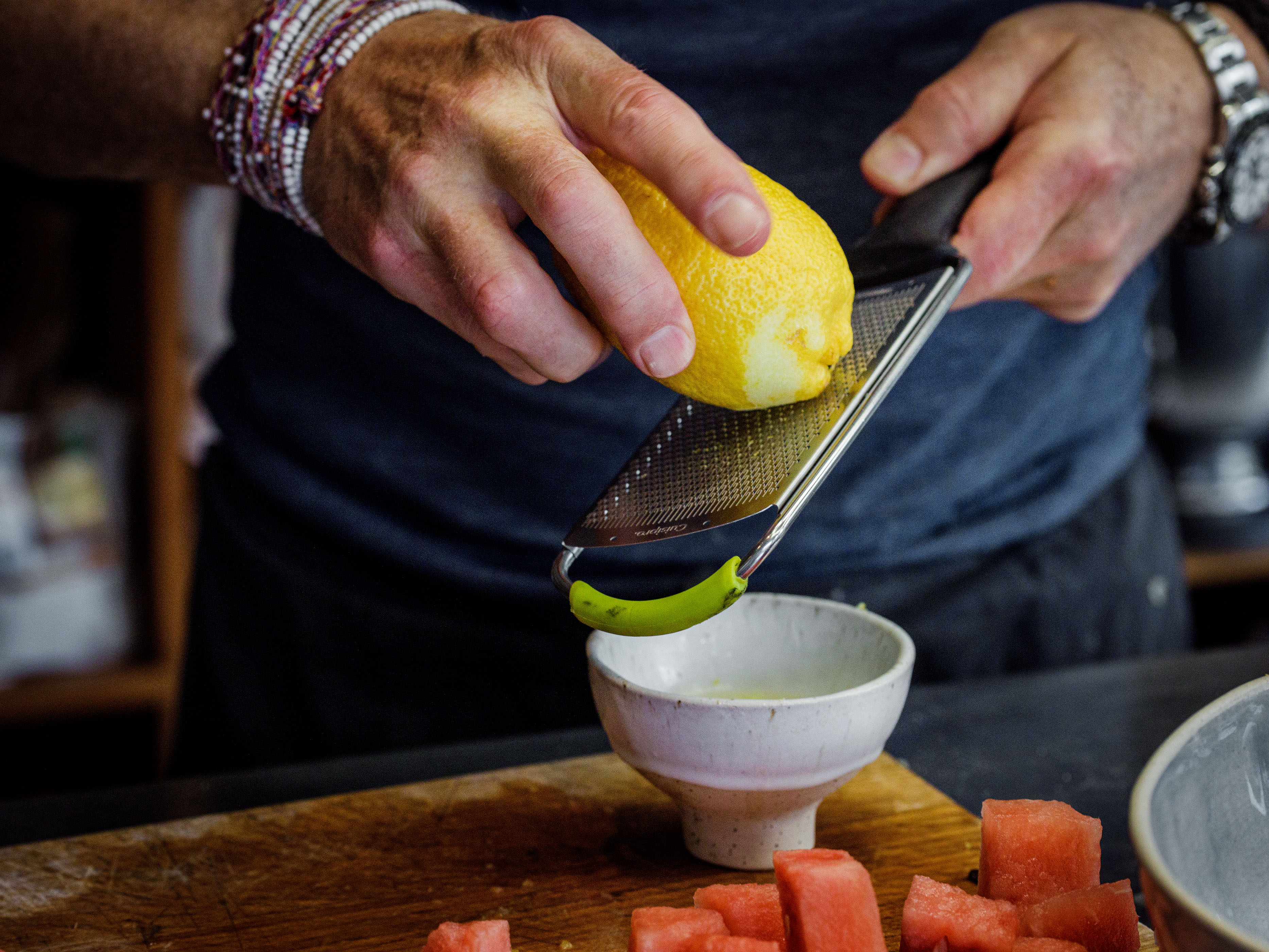 Schritt 2: Die Zitrone waschen, die Schale fein abreiben