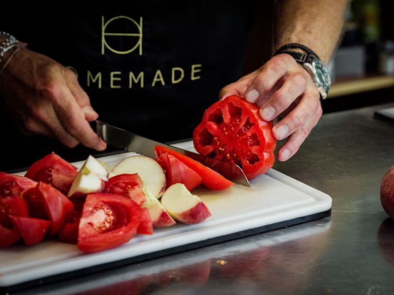 Schritt 1: Tomaten und Pfirsiche für Ochsenherz-Tomaten-Salat rüsten Schritt 1: Tomaten und Pfirsiche für Ochsenherz-Tomaten-Salat rüsten