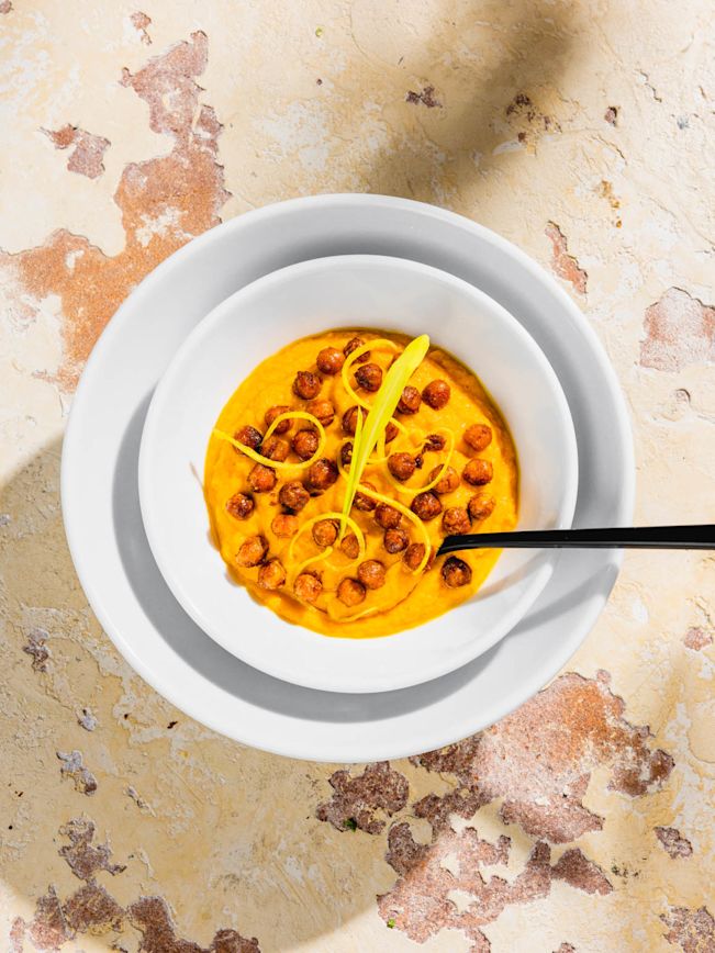 Karotten-Kurkuma-Hummus mit gerösteten Kichererbsen Rezept Karotten-Kurkuma-Hummus mit gerösteten Kichererbsen Rezept