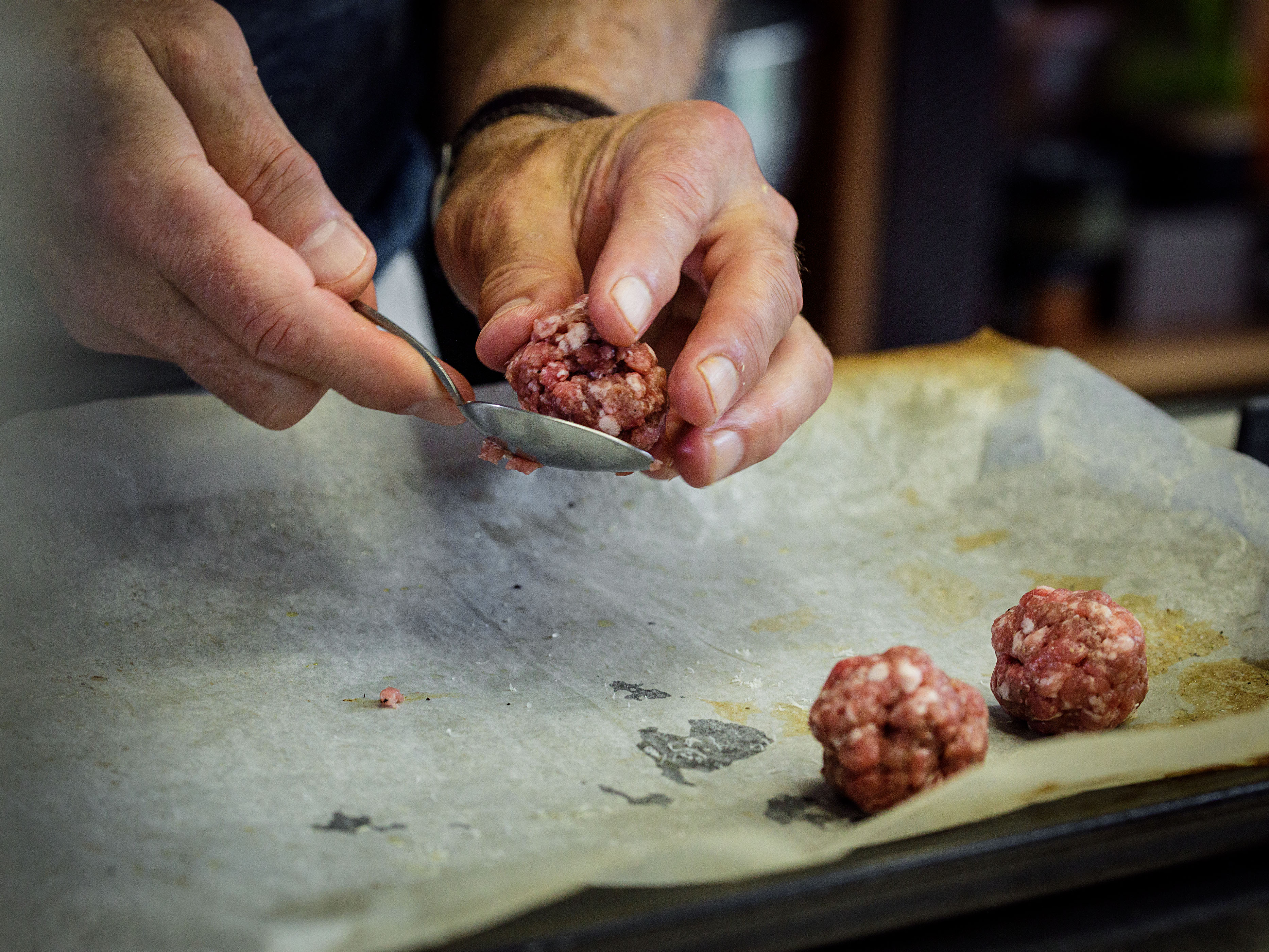 Schritt 2: Polpette für Pappardelle mit Polpette und Rösttomaten-Sugo formen und garen