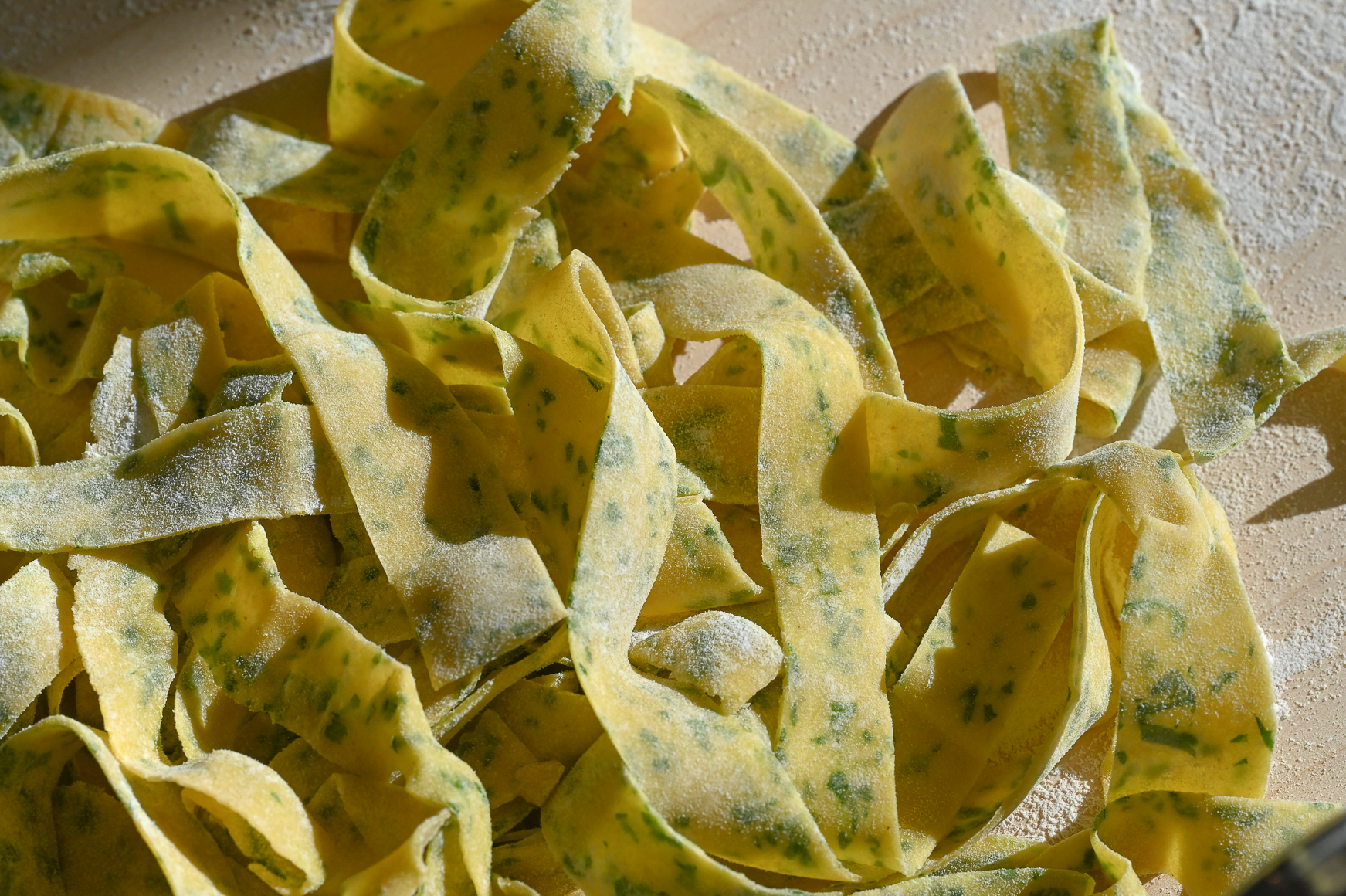 Schritt 4: Die fertigen Teigblätter zusammenrollen und von Hand mit einem scharfen Messer zu zirka 12 mm breiten Pappardelle schneiden.
