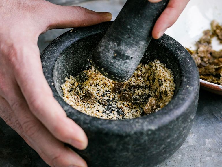 Schritt 2: Nori-Sesam-Mix für Gurken an Sesam Limetten Dressing herstellen Schritt 2: Nori-Sesam-Mix für Gurken an Sesam Limetten Dressing herstellen