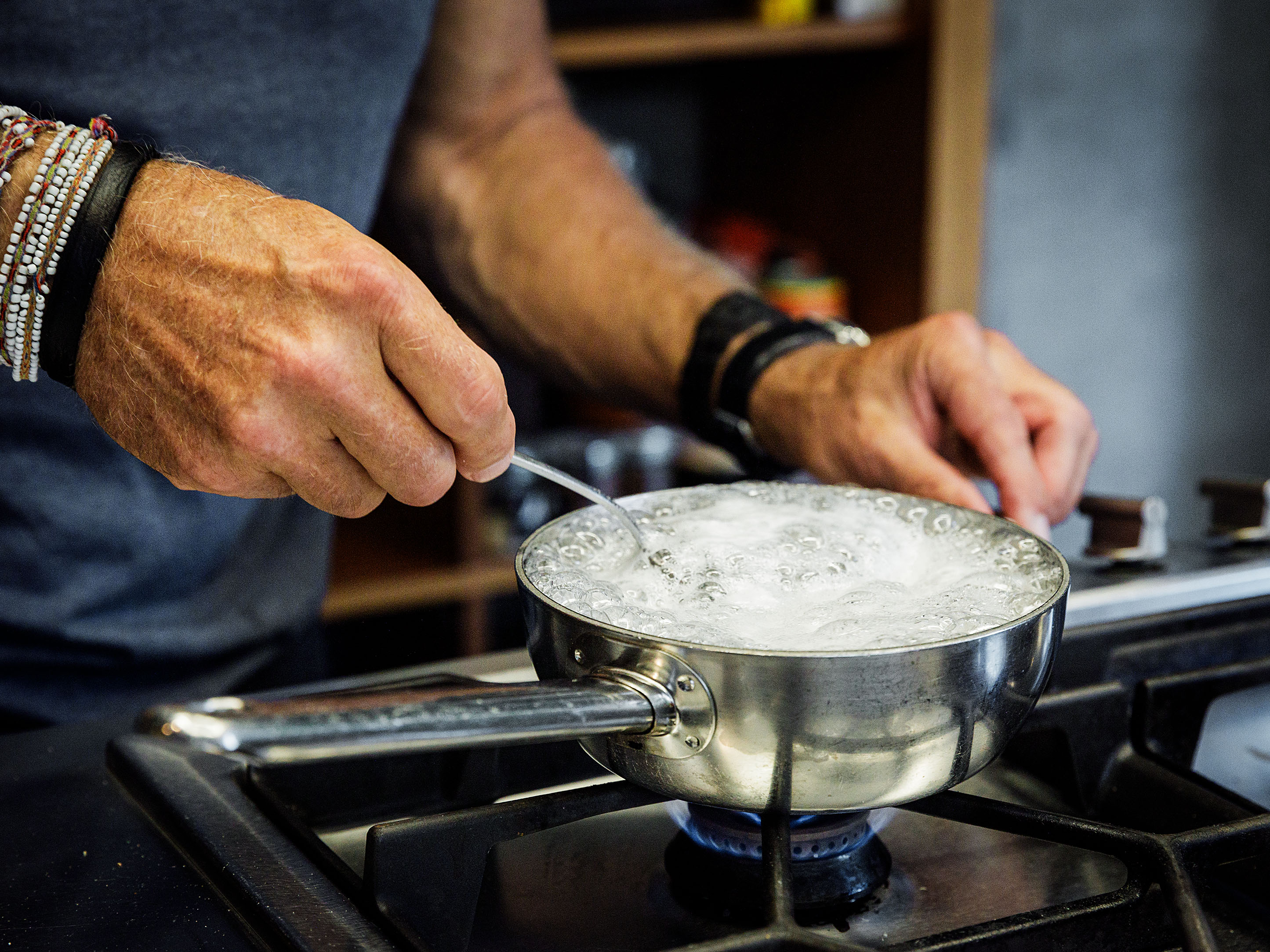 Schritt 2: Ei-Zucker-Masse  für Schokoladenkuchen Nemesis rühren