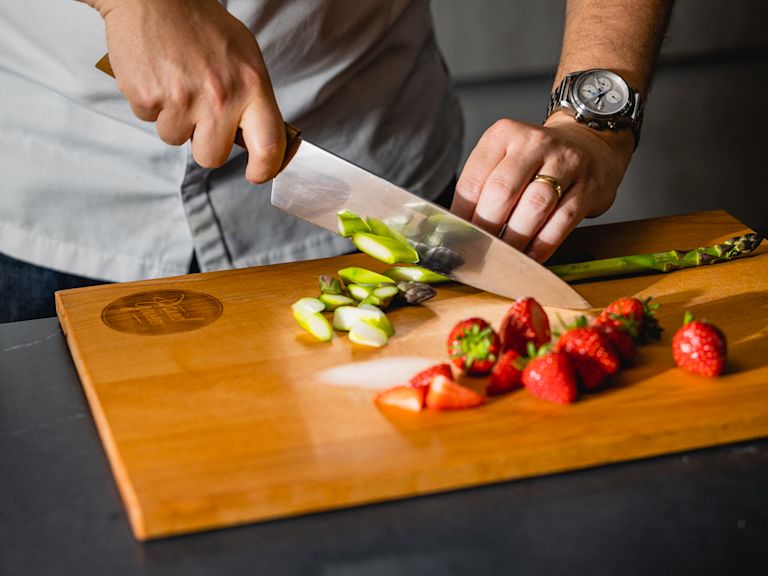 Schritt 1: Vorbereitung für Erdbeer-Spargel-Gratin Schritt 1: Vorbereitung für Erdbeer-Spargel-Gratin