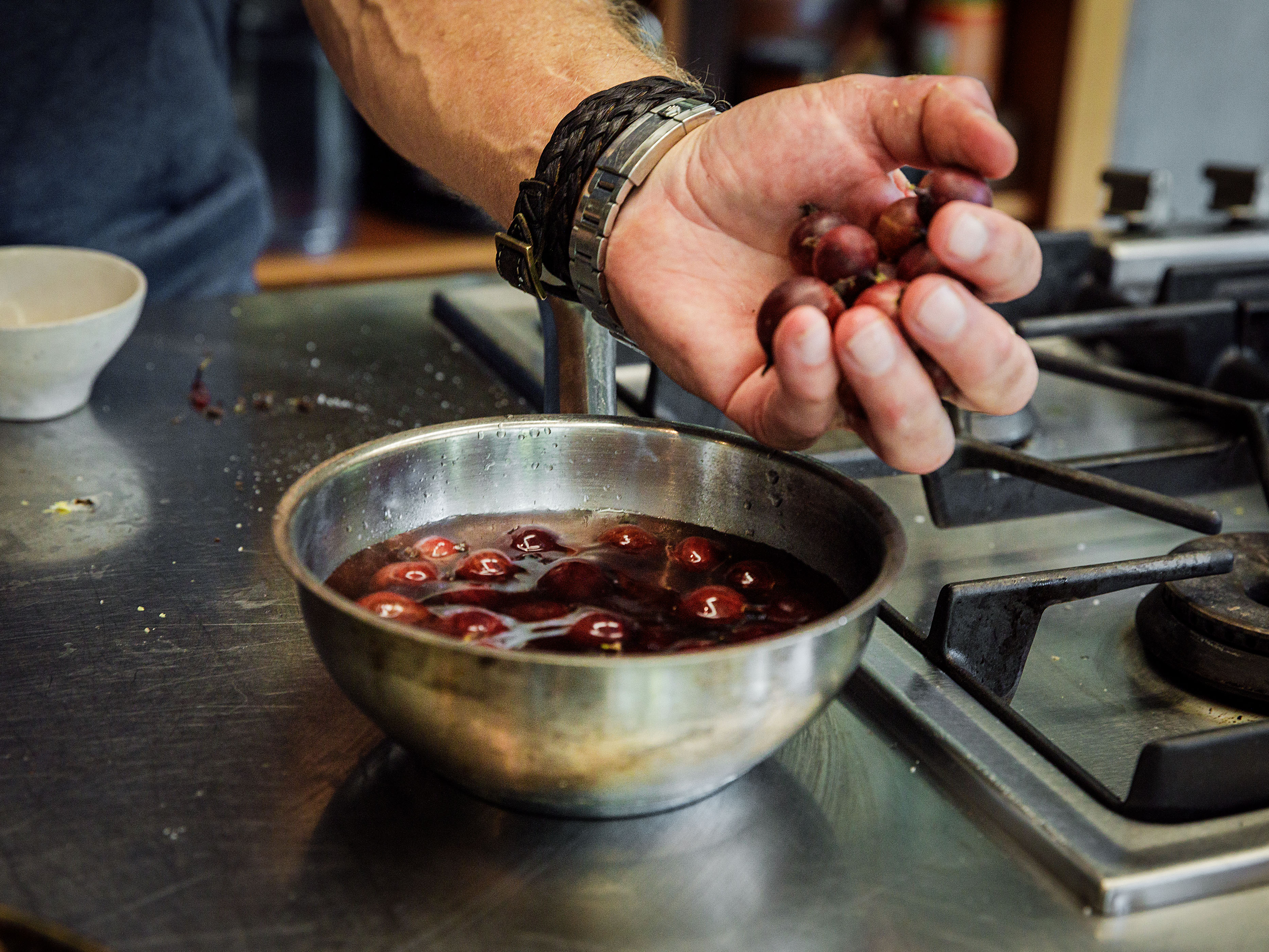 Schritt 1: Stachelbeeren für Artischocken-Bohnen-Dip mit Kombucha-Stachelbeeren-Pickles einlegen 