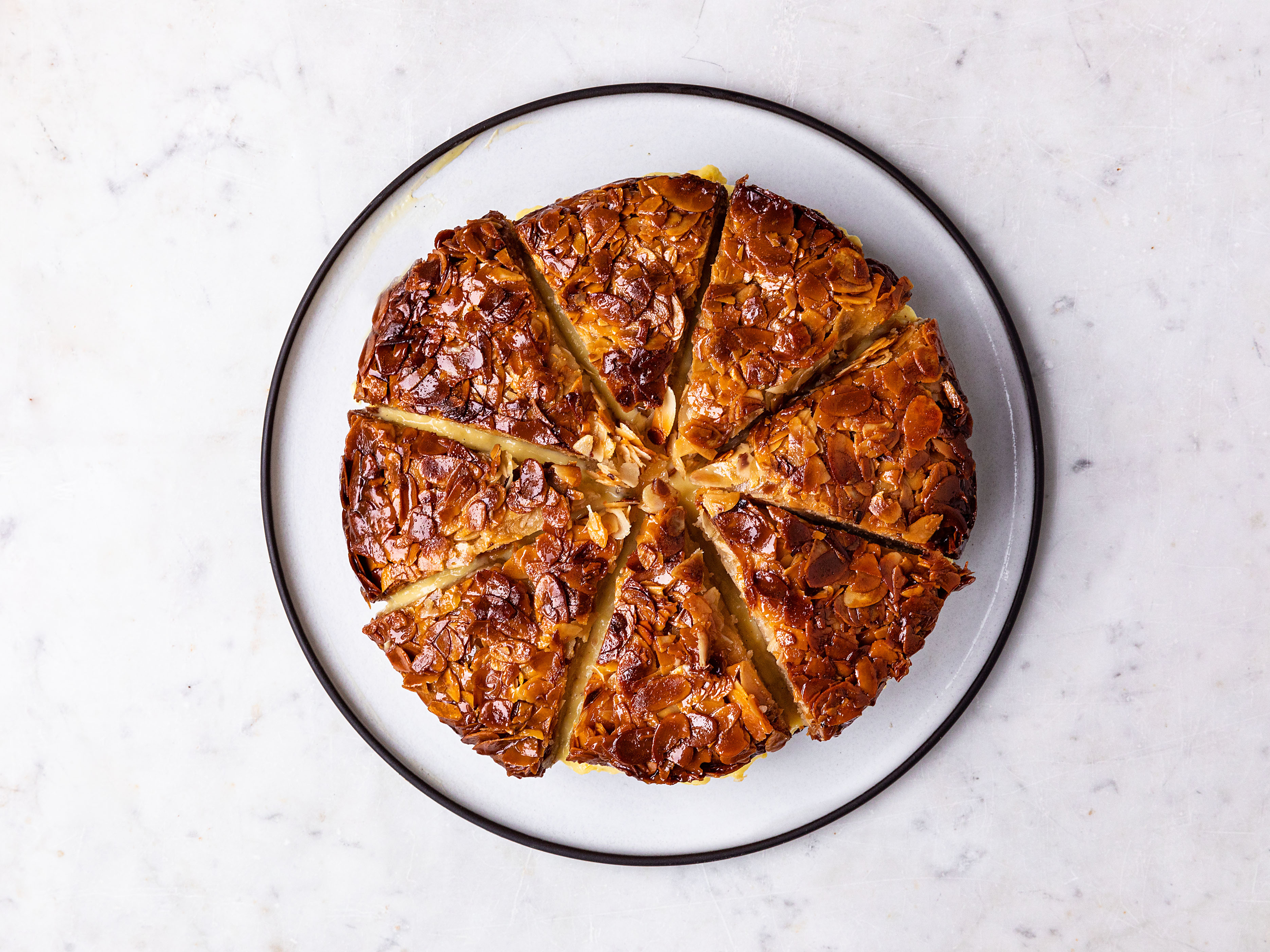 Schritt 5: Vor dem Servieren die Segmente durch den unteren Boden schneiden