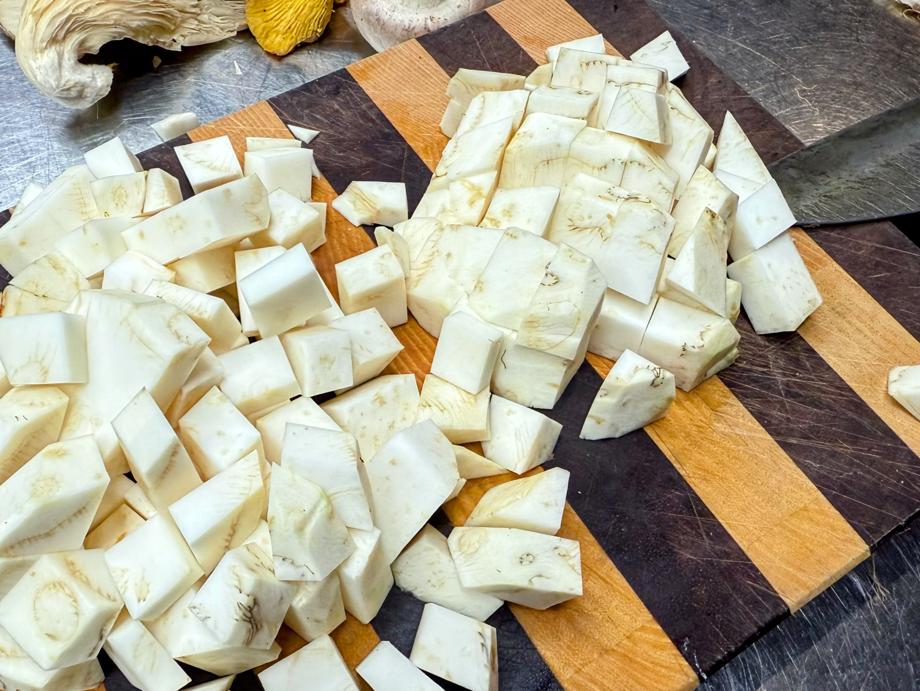 Schritt 1: Vorbereitung der Pilze für Pilz Ragout und Anbraten der Gemüsebasis 