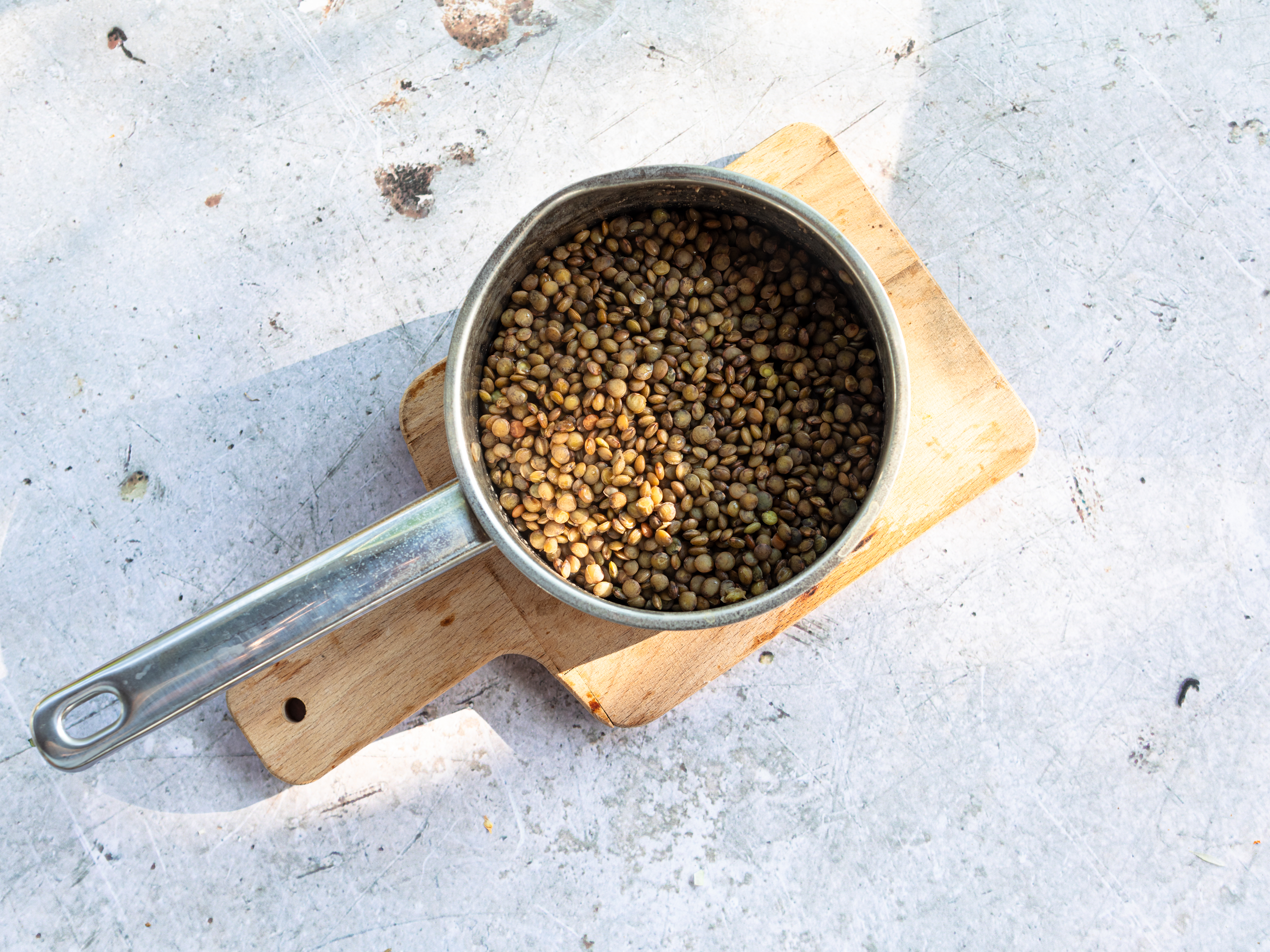 Schritt 1: Die grünen Linsen gründlich unter kaltem Wasser abspülen und abtropfen lassen