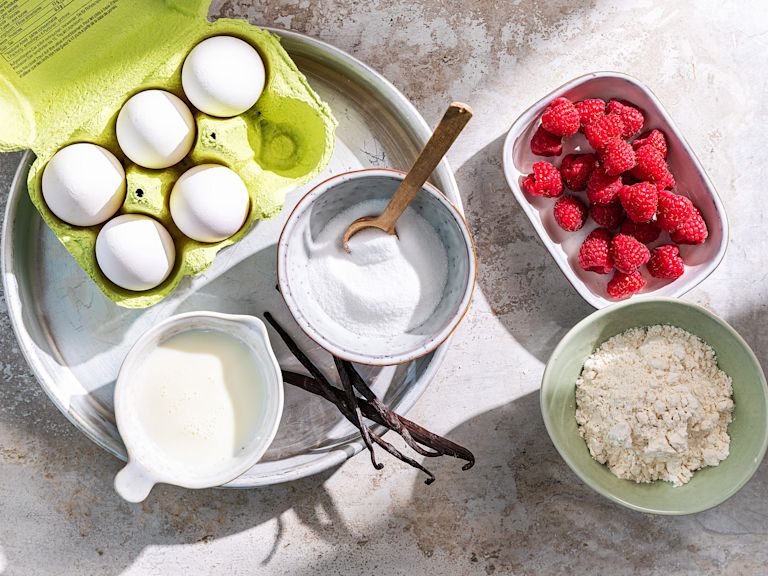 Schritt 1: Teig für Vanille-Himbeer Crème brûlée Tartelettes zubereiten Schritt 1: Teig für Vanille-Himbeer Crème brûlée Tartelettes zubereiten