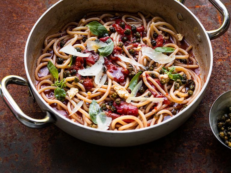 Schritt 5: Anrichten der Spaghetti mit Schmortomaten, Knusper-Kapern und Ricotta
