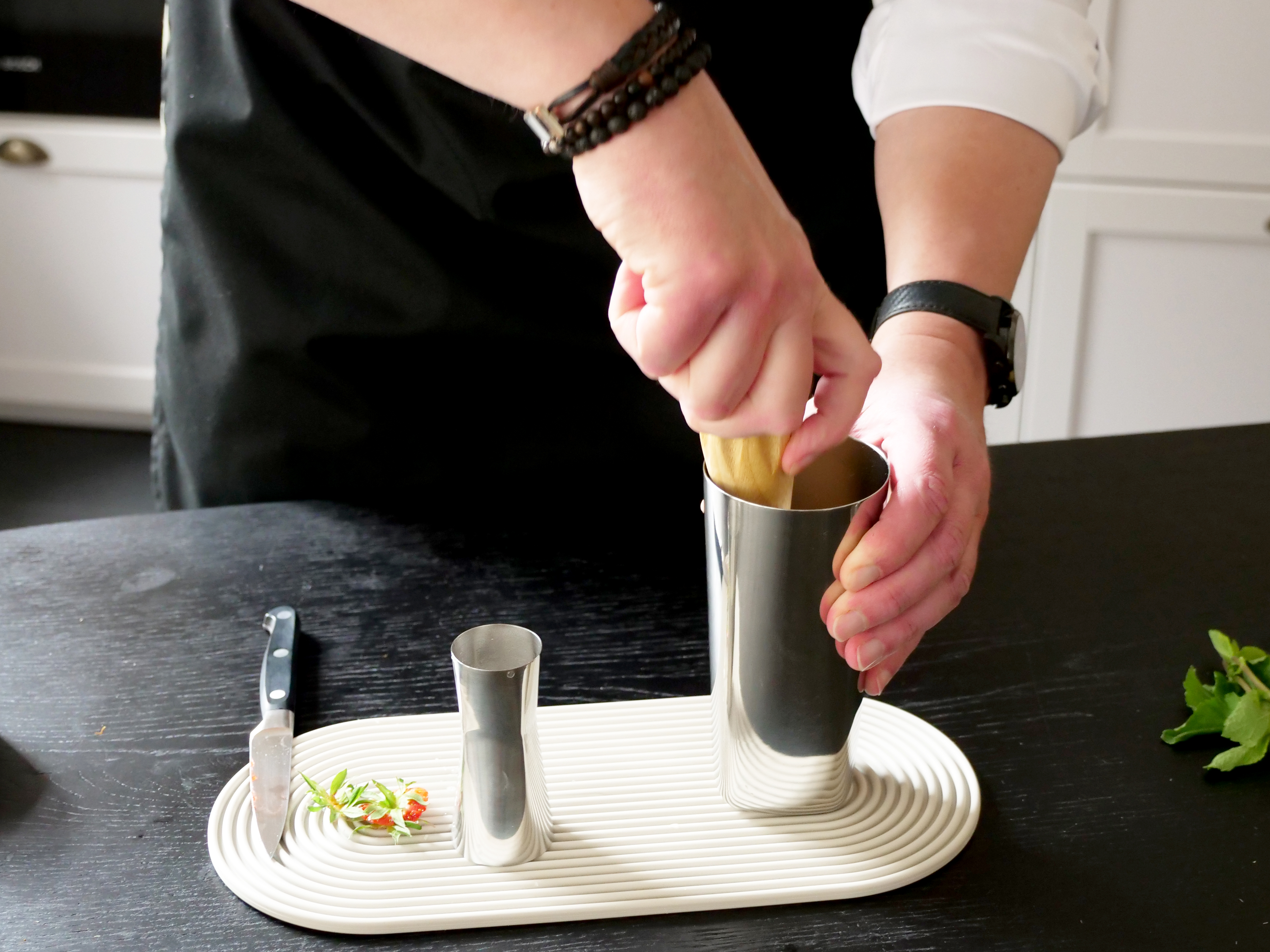 Schritt 1: Erdbeeren und Minze zerdrücken