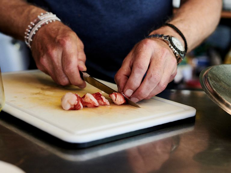 Schritt 3: Gamberi in grobe Stücke schneiden Schritt 3: Gamberi in grobe Stücke schneiden