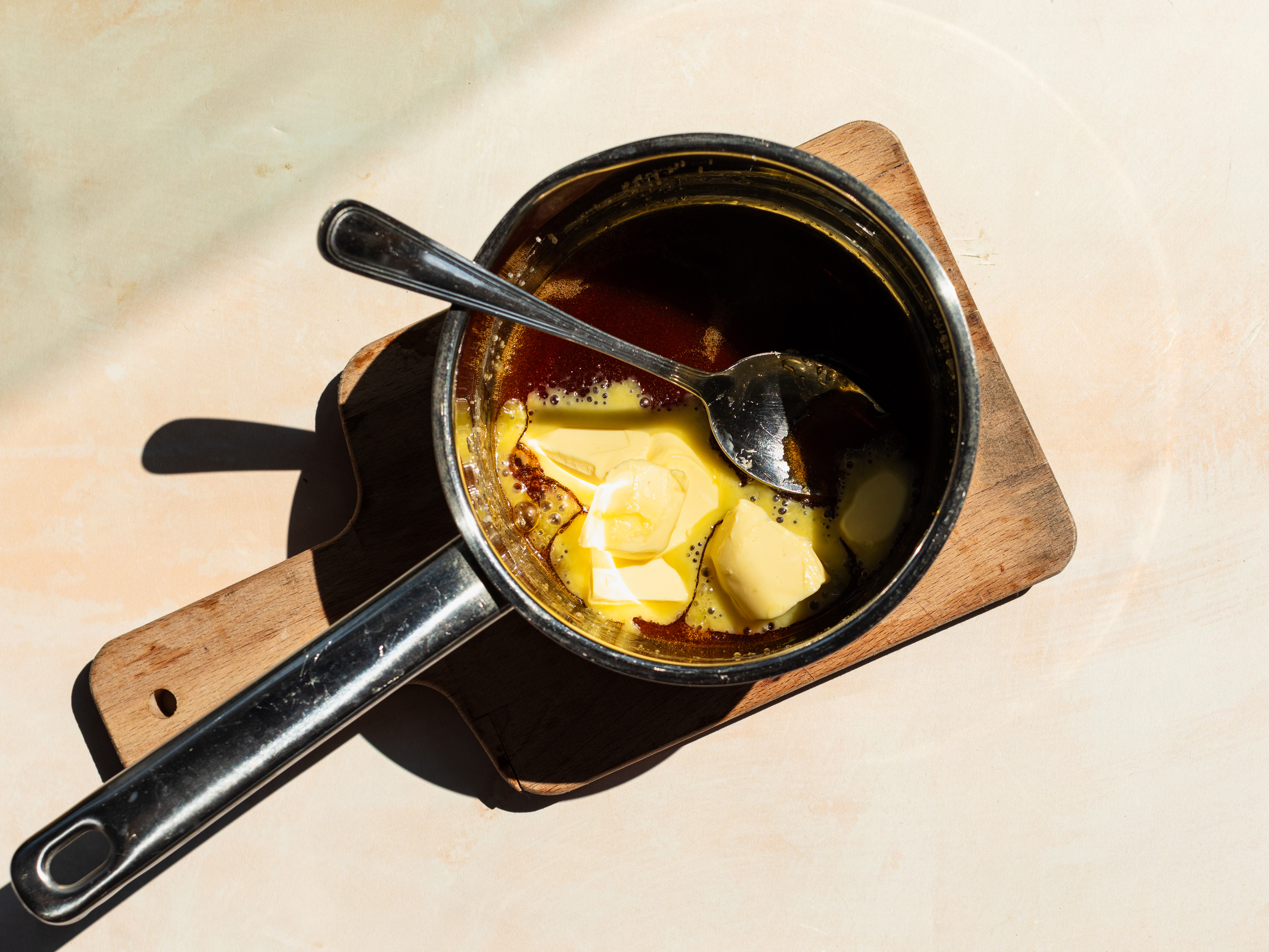 Schritt 3: Dann die Butter hinzufügen und sanft rühren, bis sie vollständig geschmolzen ist