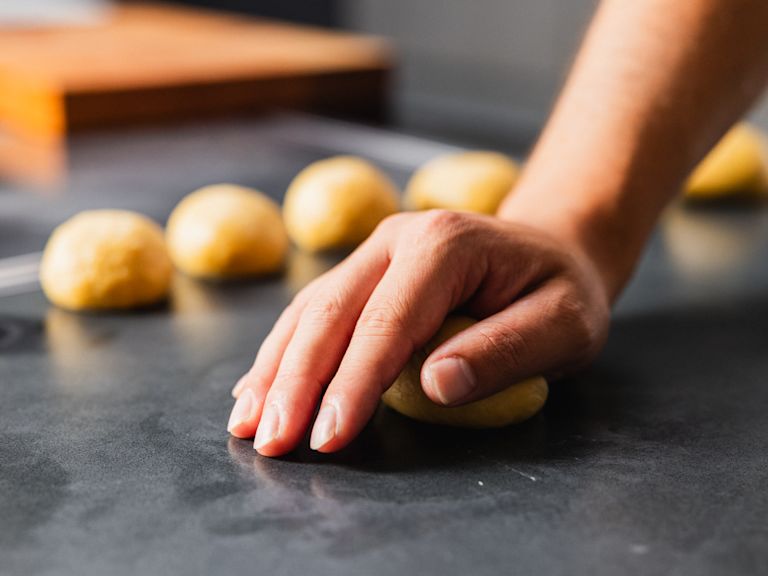 Schritt 3: Burger-Buns formen und aufgehen lassen Schritt 3: Burger-Buns formen und aufgehen lassen
