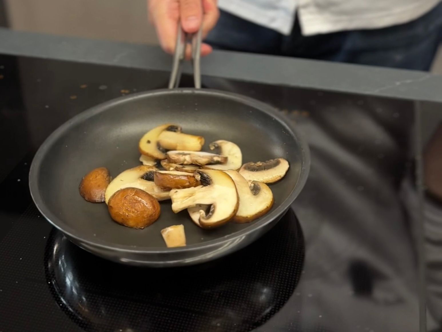 Step 1: Bratgut in der Pfanne anbraten