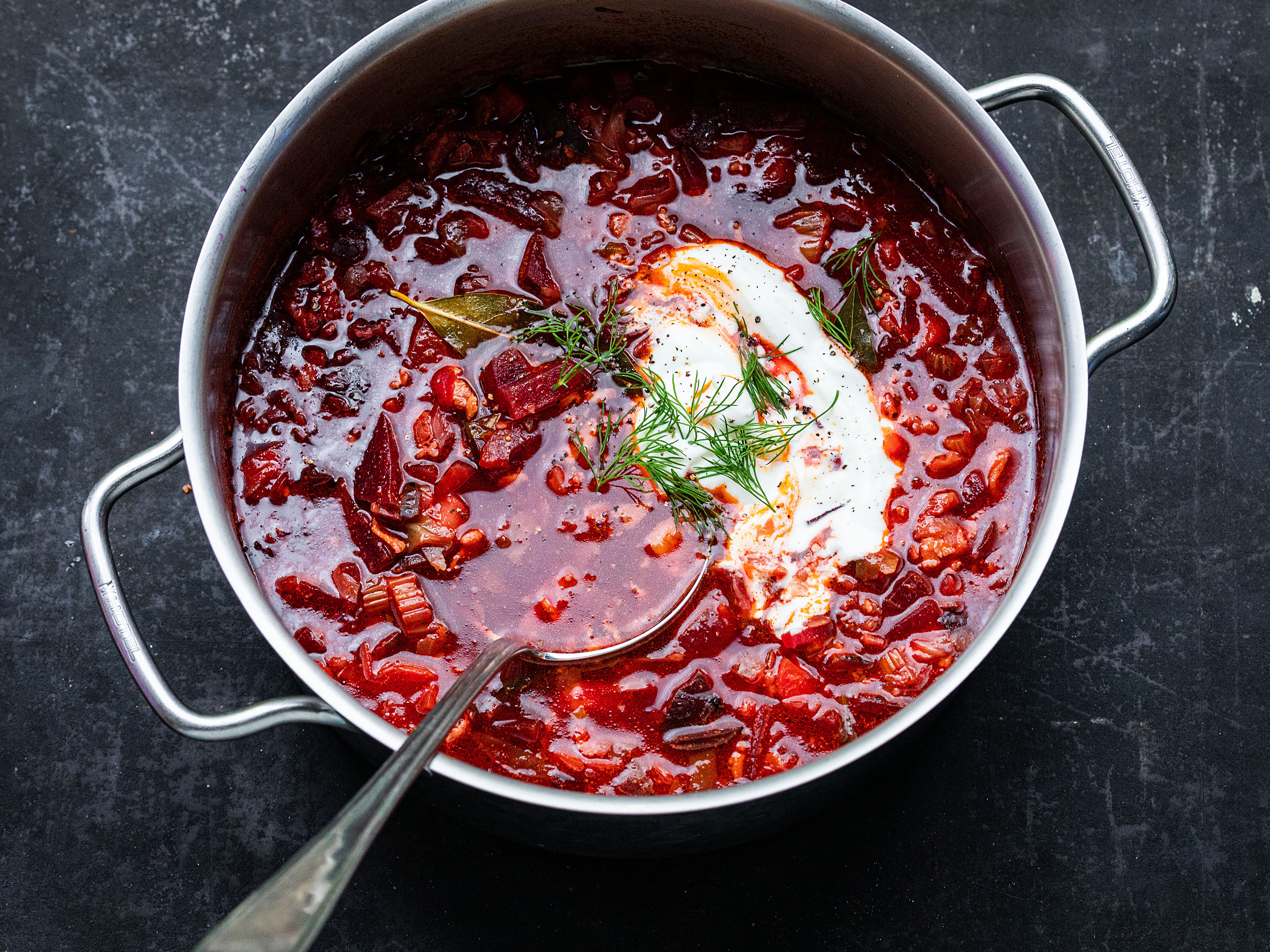 Schritt 3: Etwas gehackte Petersilie und Dill hinzufügen und mit Crème fraîche servieren