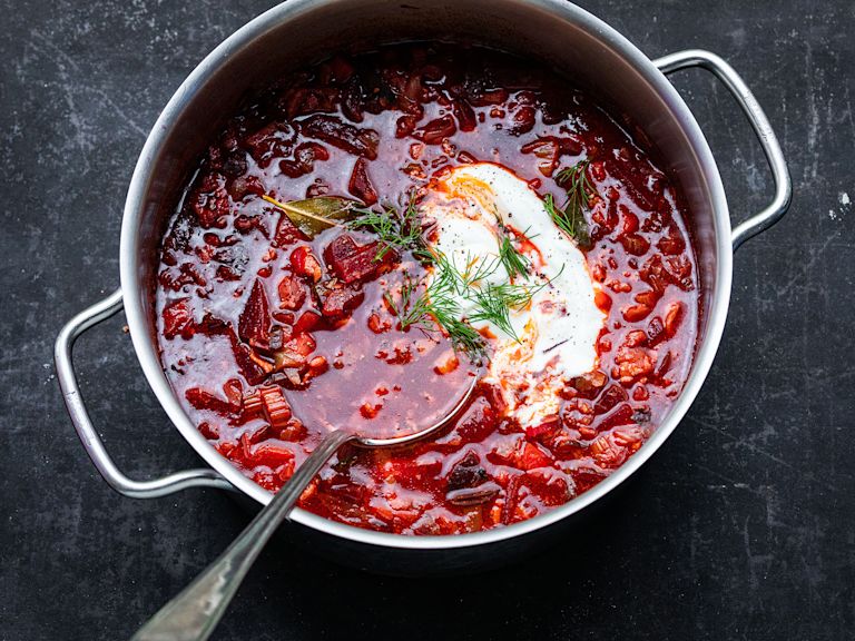 Schritt 3: Etwas gehackte Petersilie und Dill hinzufügen und mit Crème fraîche servieren Schritt 3: Etwas gehackte Petersilie und Dill hinzufügen und mit Crème fraîche servieren