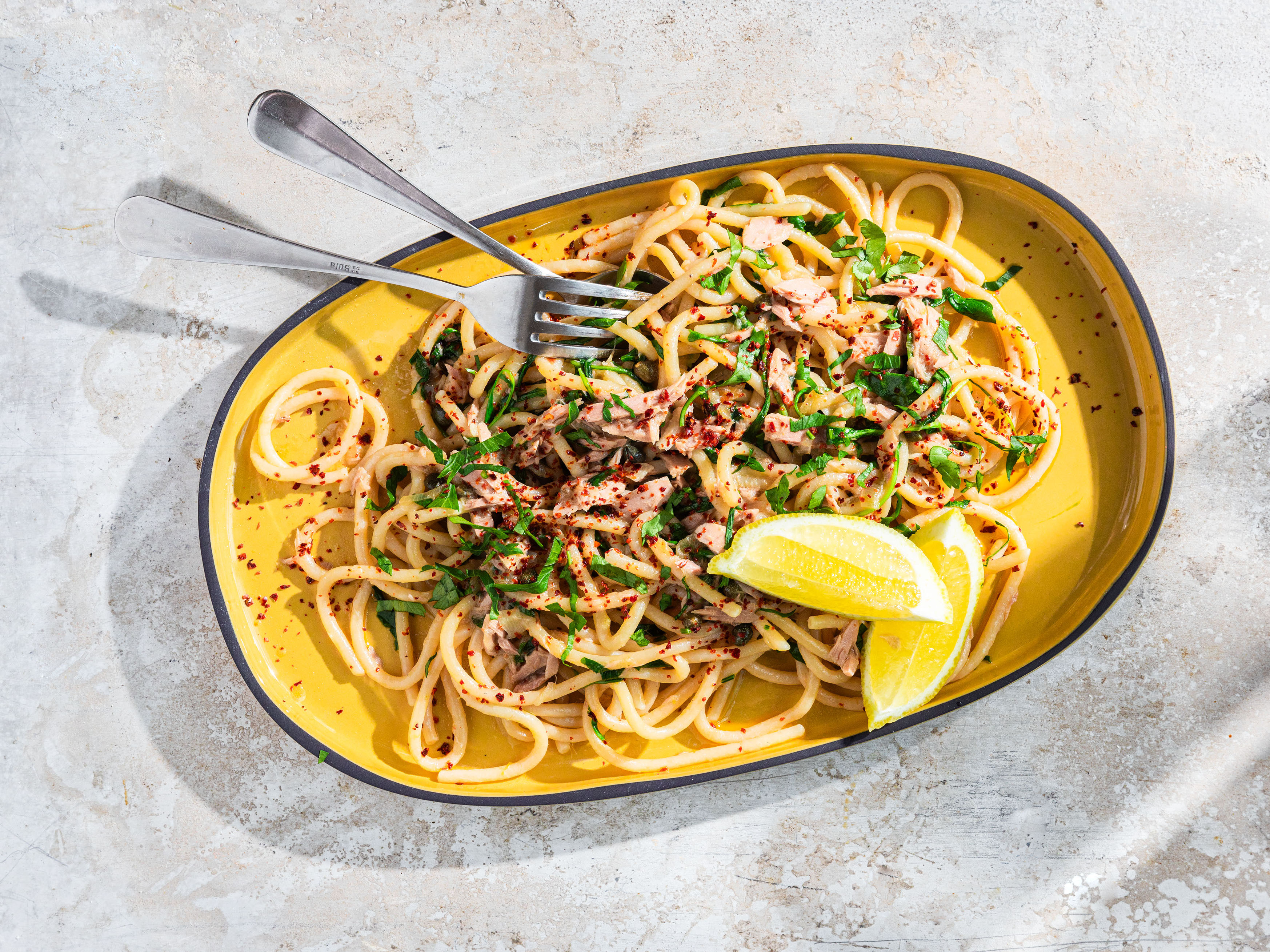 Schritt 2: Mit den restlichen Kräutern und den Zitronenschnitzen servieren