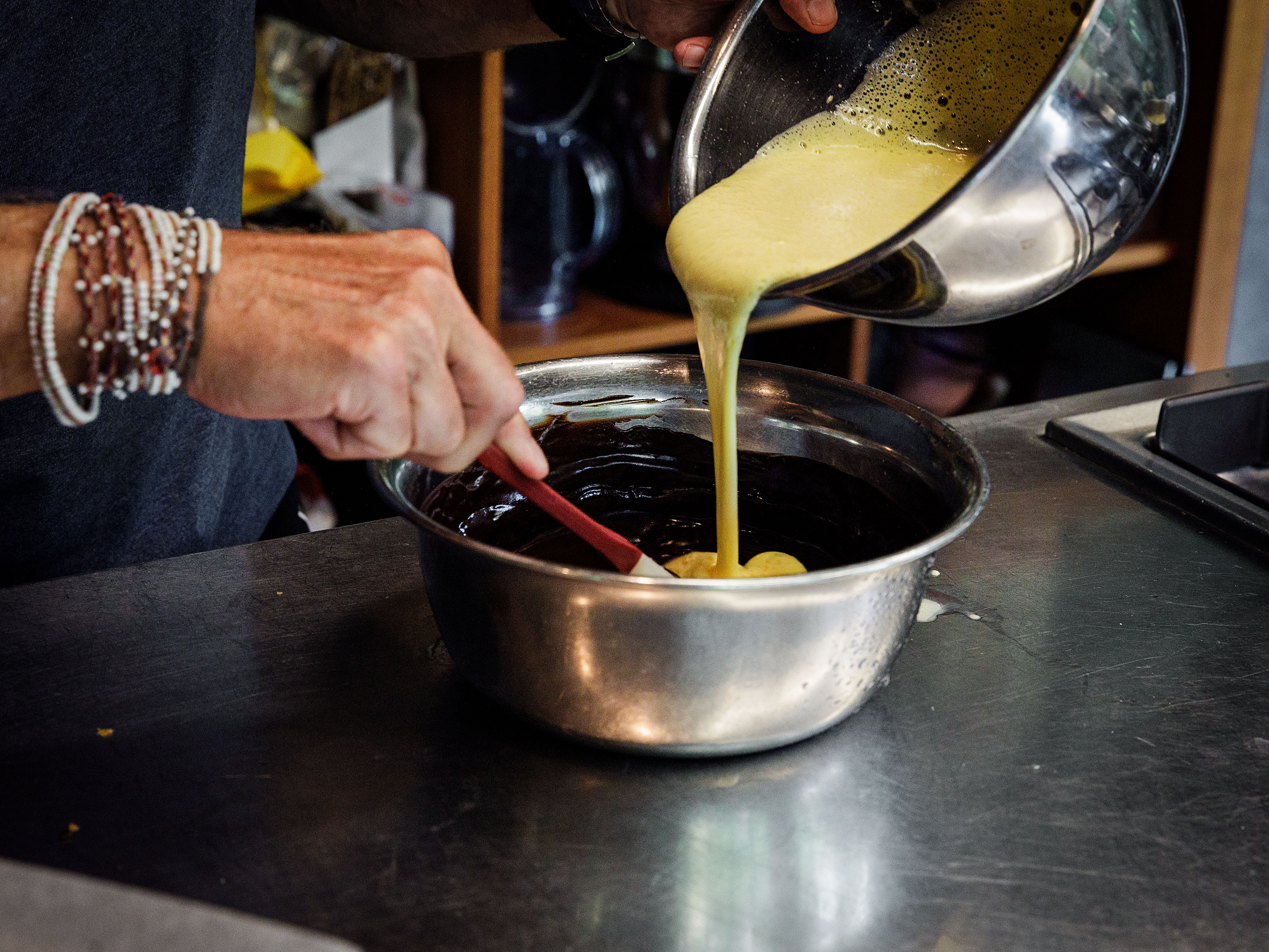 2. Schokoladen-Ganache zubereiten und backen