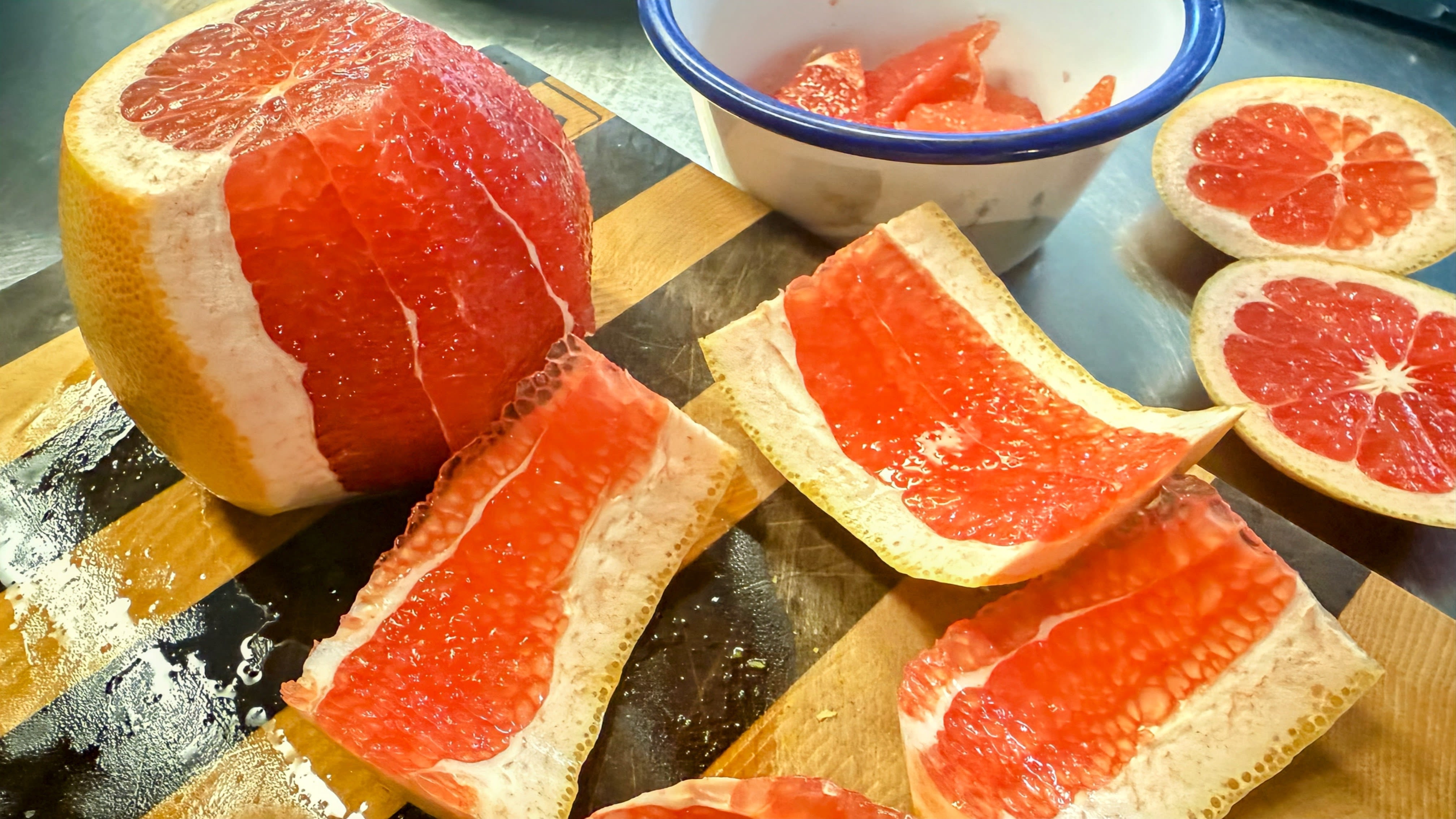 Schritt 1: Grapefruit für Fenchelsalat mit Birnen und Grapefruit-Schalotten Vinaigrette schälen und schneiden 