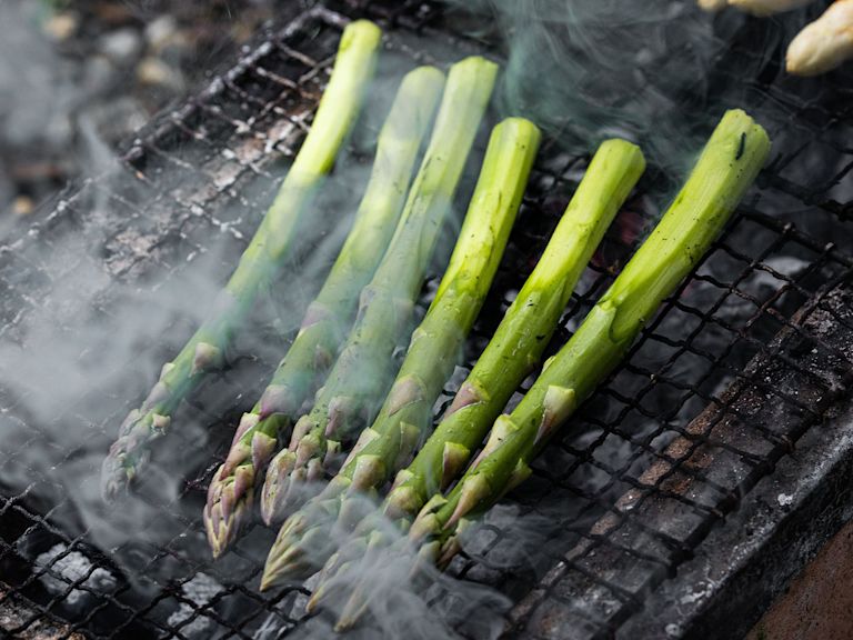 Schritt 3: Spargel auf dem Grill für gegrillter Spargel mit veganer Sauce Béarnaise Schritt 3: Spargel auf dem Grill für gegrillter Spargel mit veganer Sauce Béarnaise