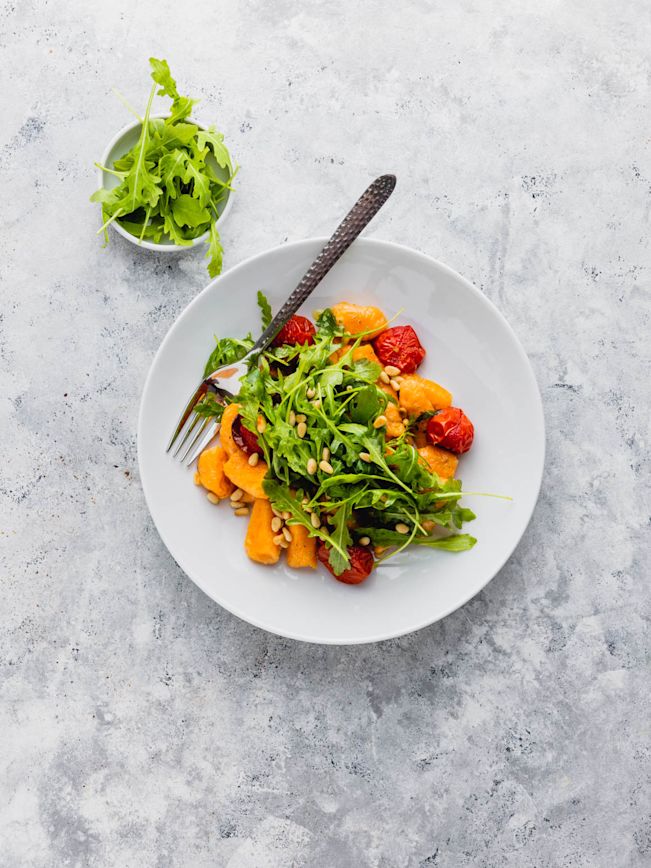 Vegane Süsskartoffel Gnocchi mit Tomaten, Rucola und Pinienkerne Rezept Vegane Süsskartoffel Gnocchi mit Tomaten, Rucola und Pinienkerne Rezept