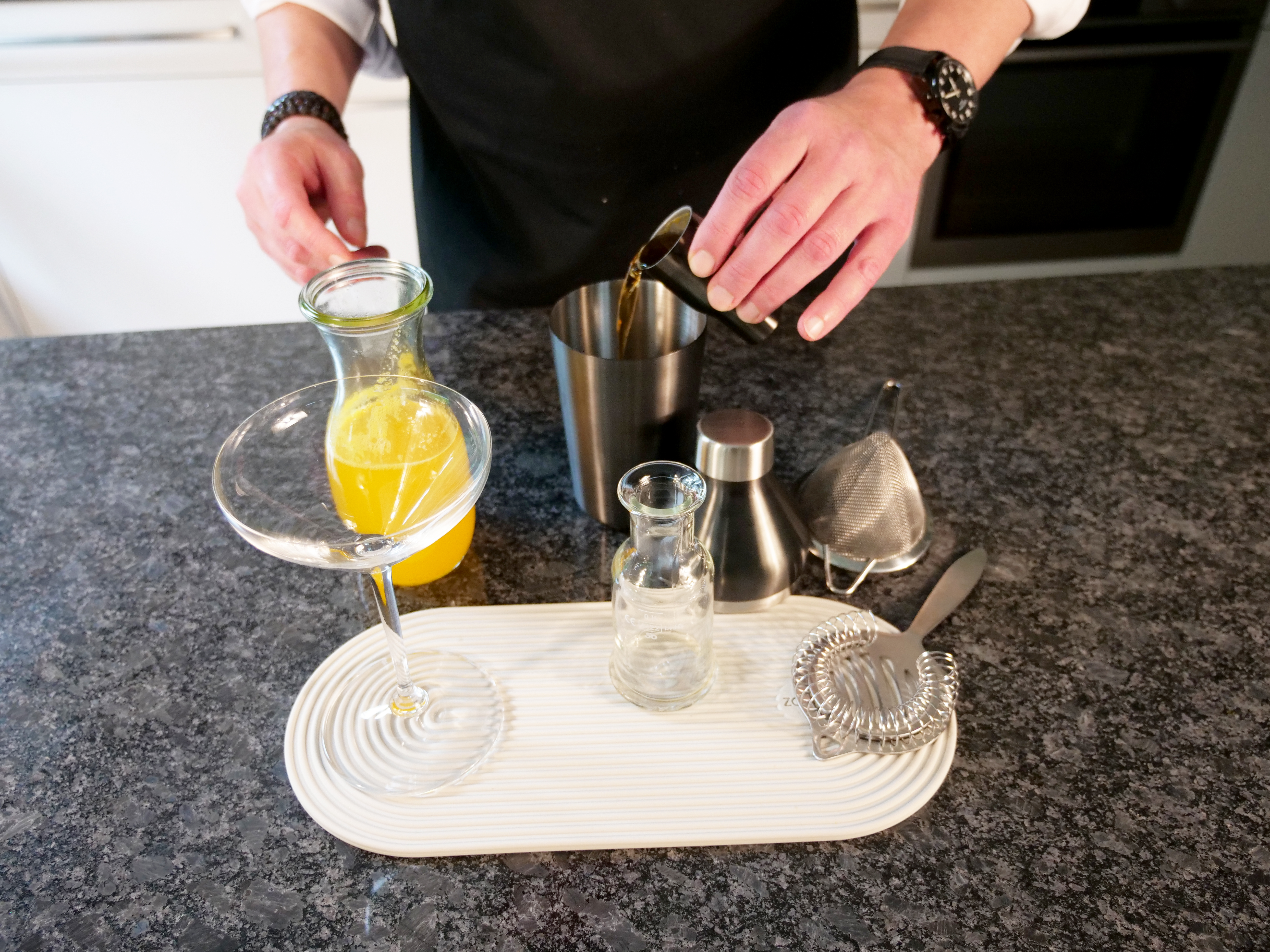 Schritt 2: Cordial & Rum mischen