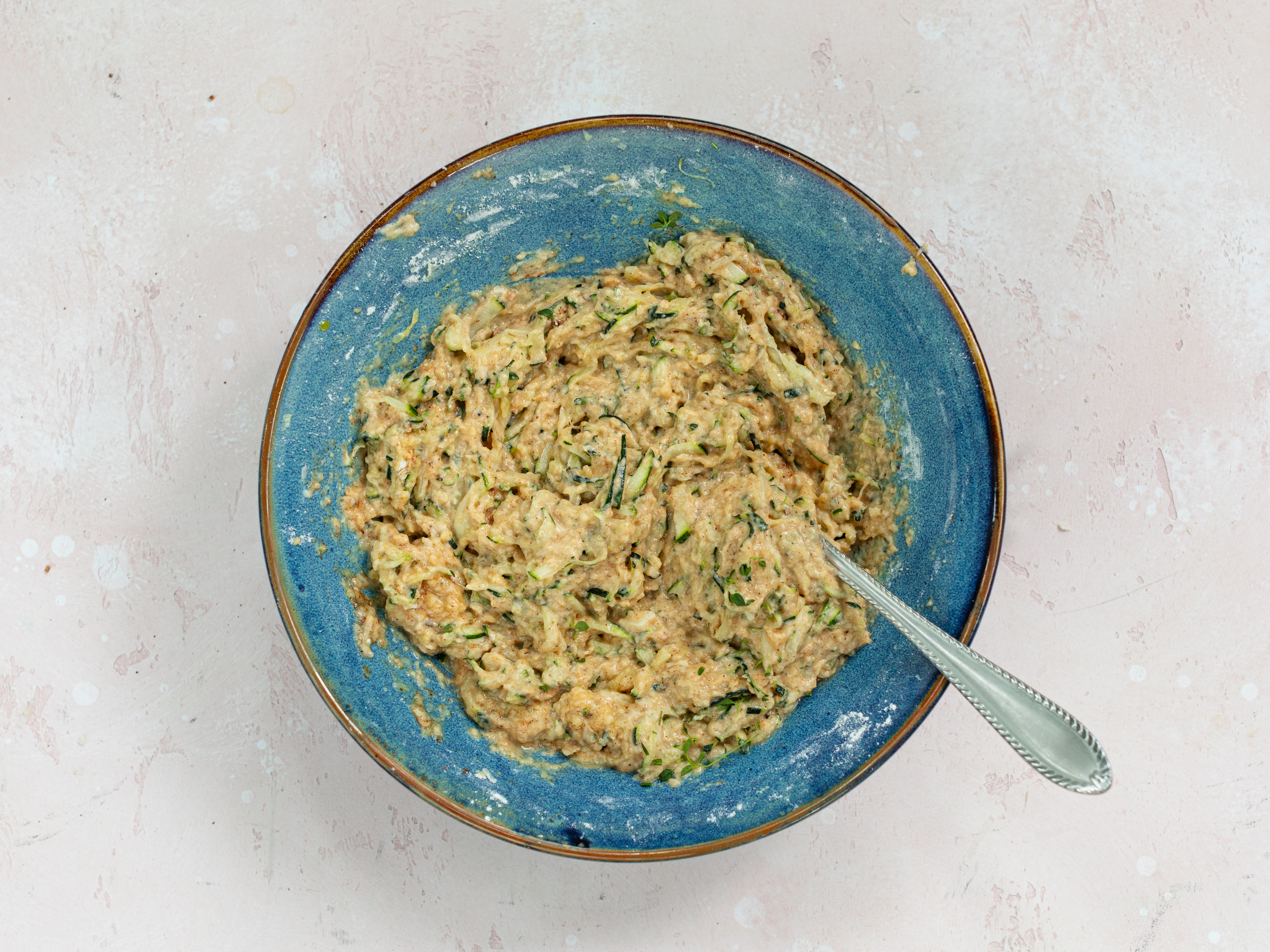 Schritt 2: Teig für Zucchini-Parmesan-Waffeln herstellen 